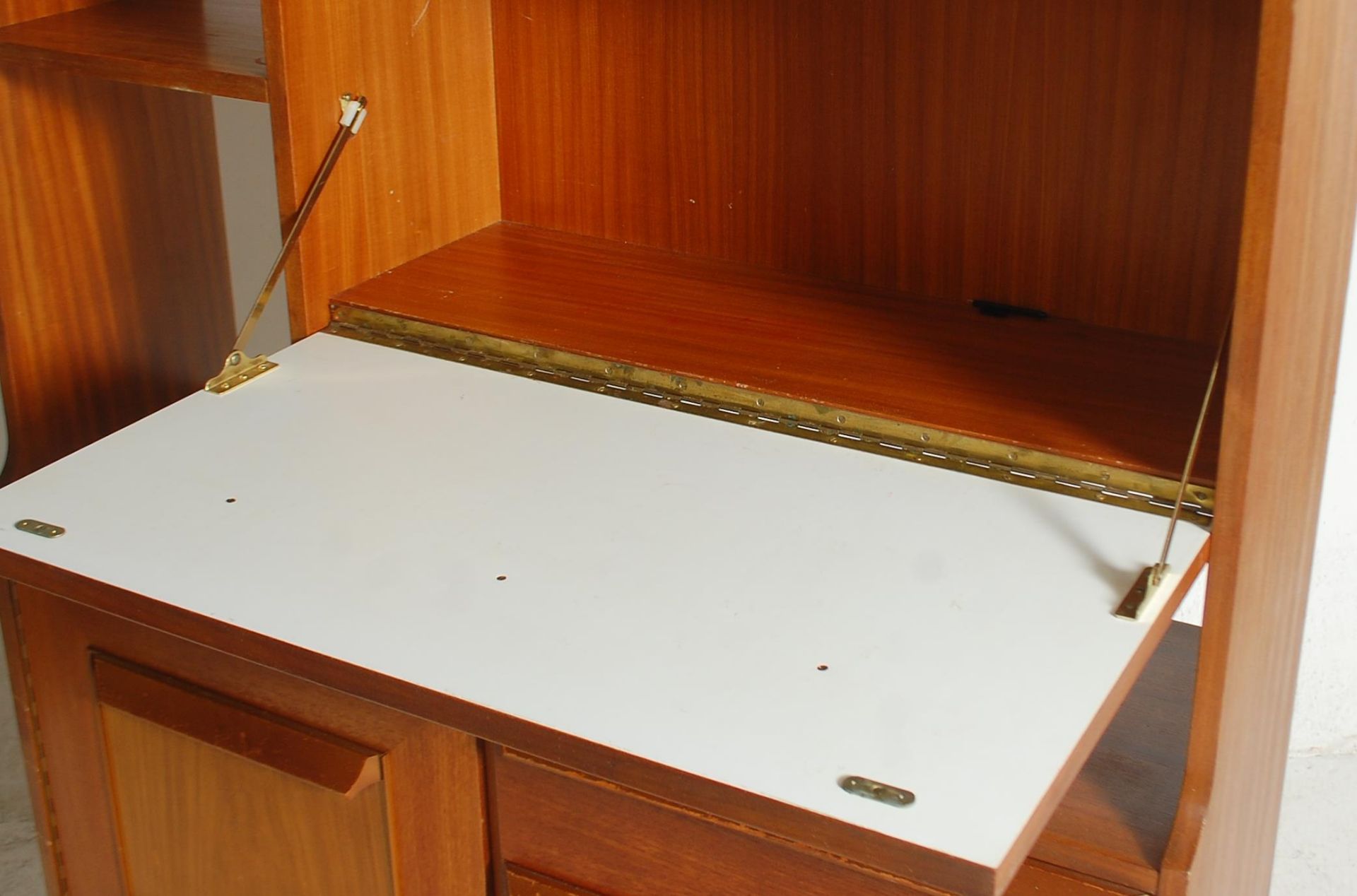 A retro mid 20th Century teak wood room unit having fitted shelves above a configuration of three - Bild 5 aus 5