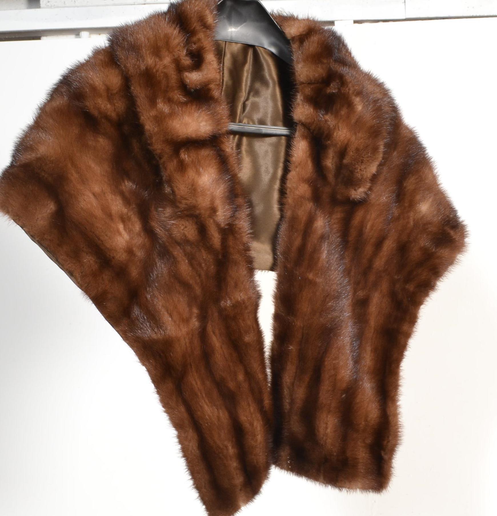 A vintage mid Century ladies beaver fur coat having a short collar with silk lined interior - Image 4 of 4