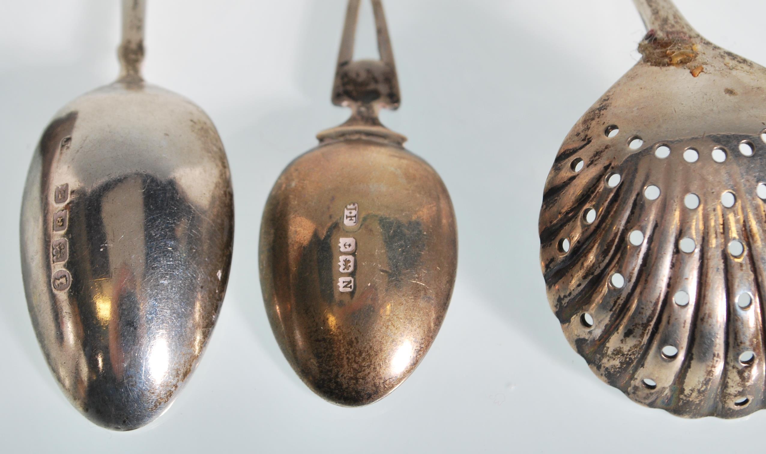 A selection of 20th Century silver spoons to include a a golfing related spoon with handle in the - Image 9 of 12