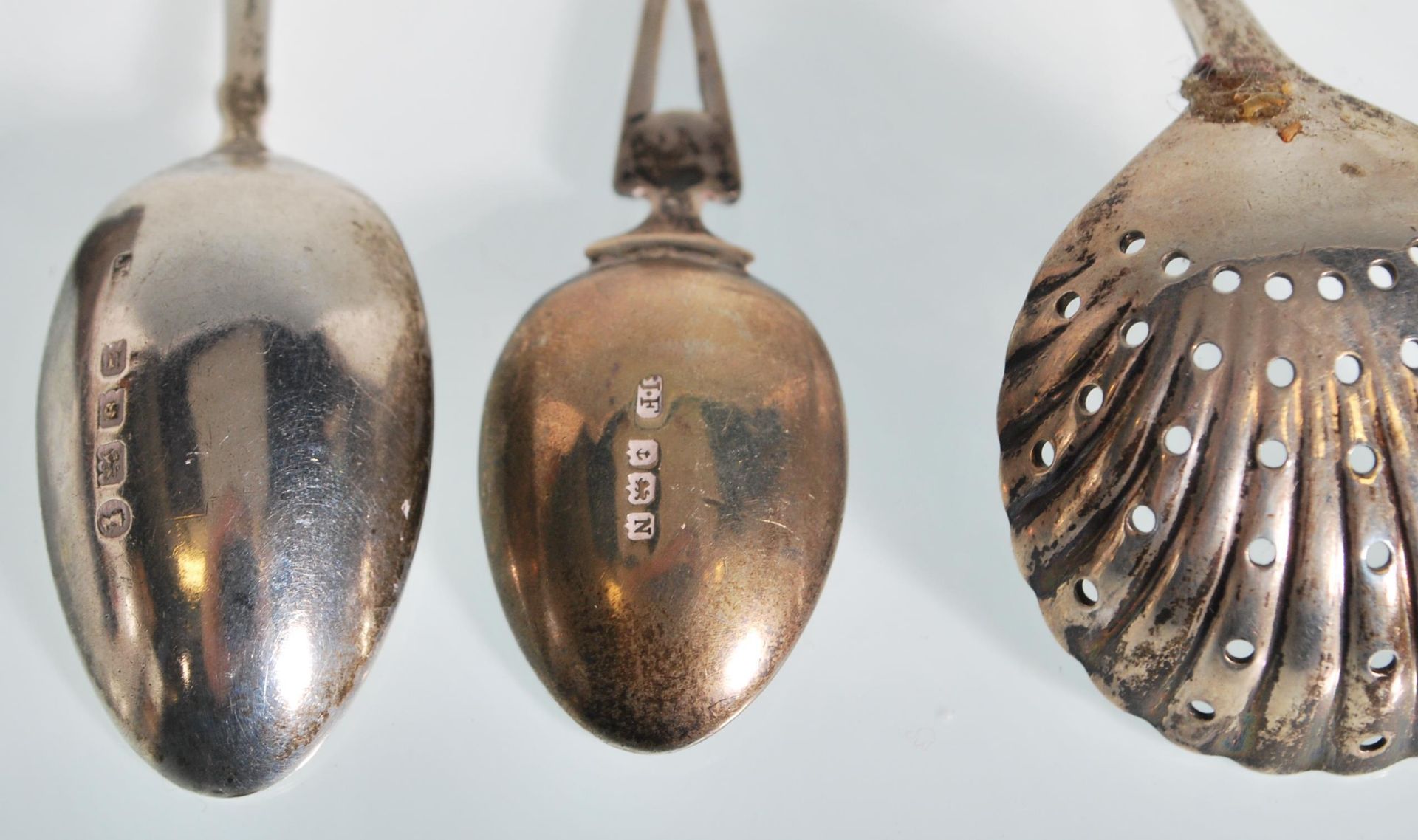 A selection of 20th Century silver spoons to include a a golfing related spoon with handle in the - Bild 9 aus 12