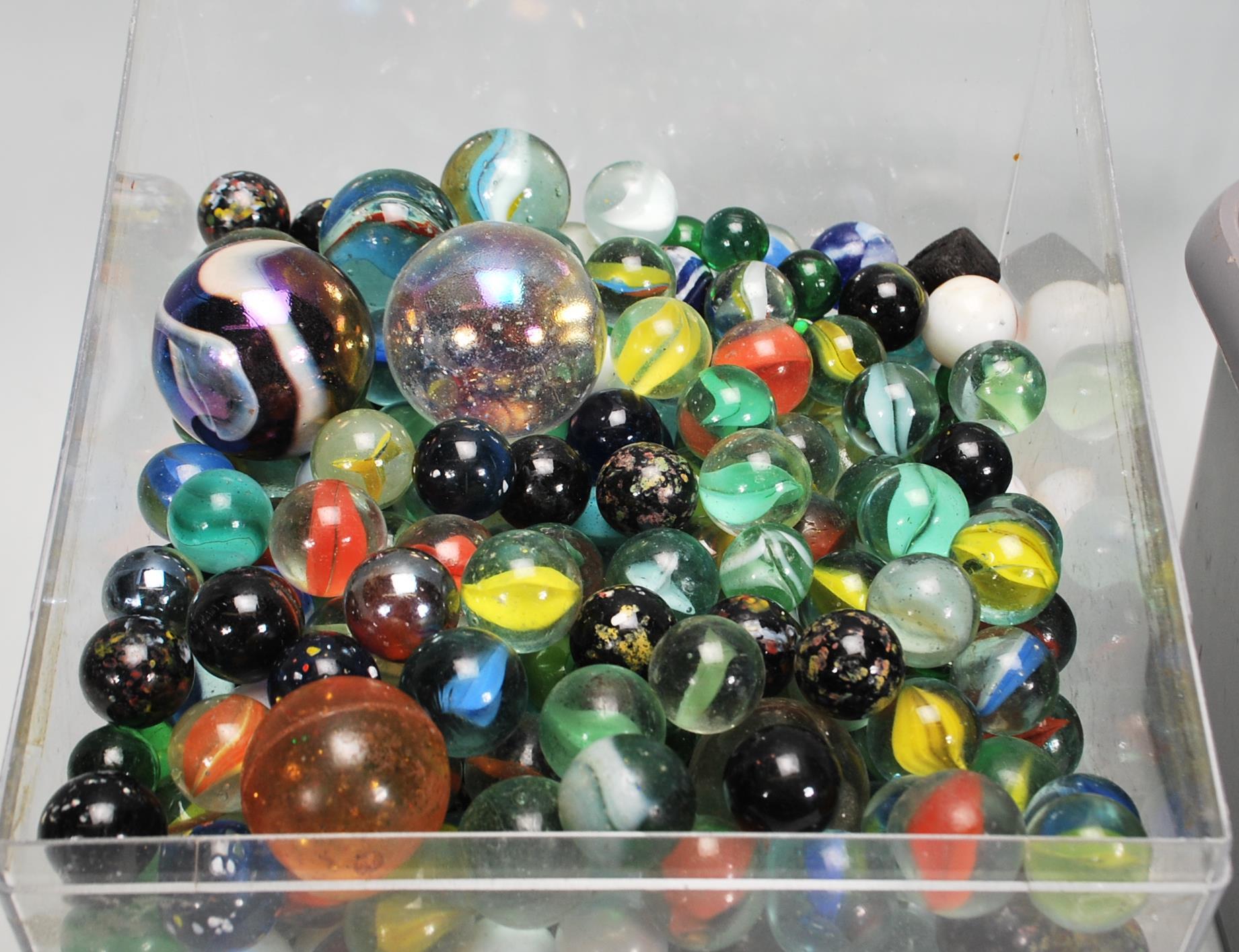 A large collection of vintage marbles of varying ages, designs and sizes. Designs include onion - Image 3 of 5