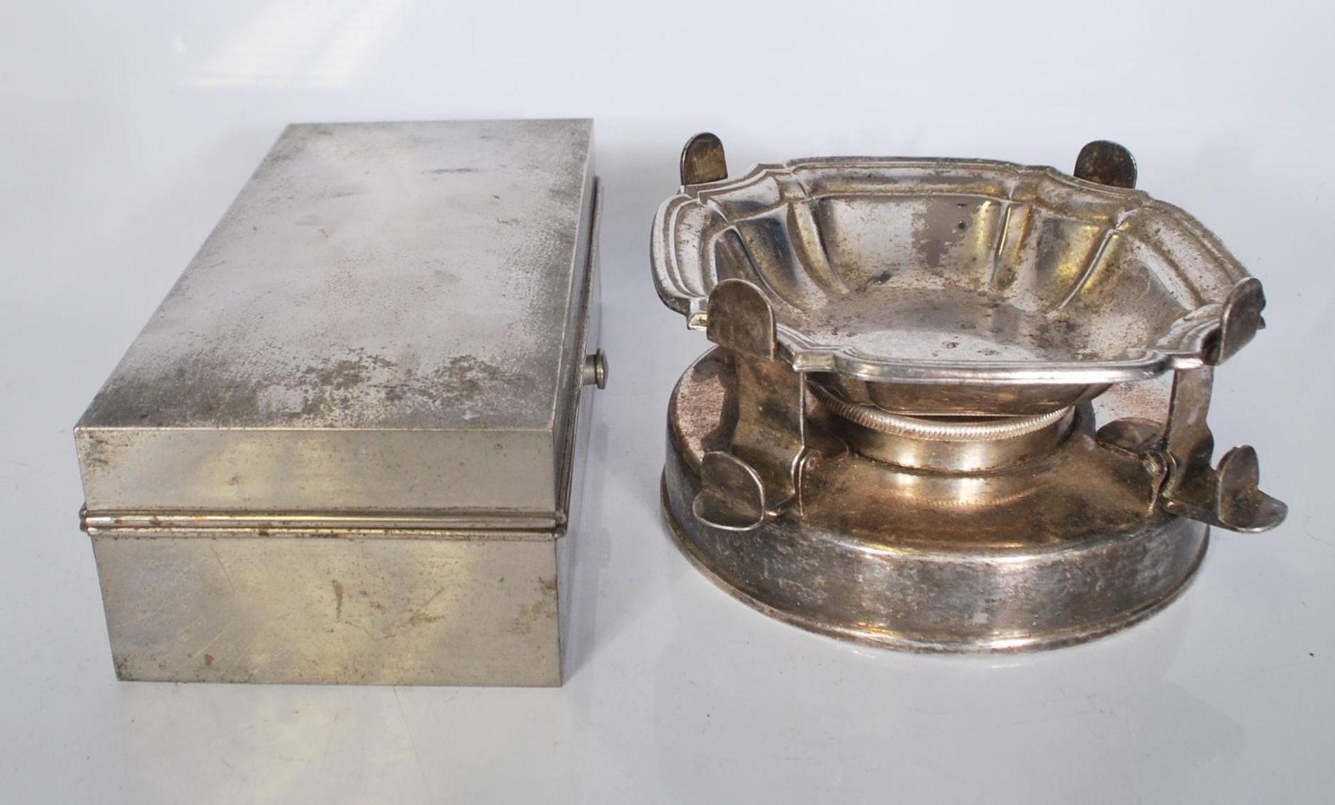 A vintage 20th Century silverplate oil burner of round form having a hexagonal tray atop supported - Bild 2 aus 4