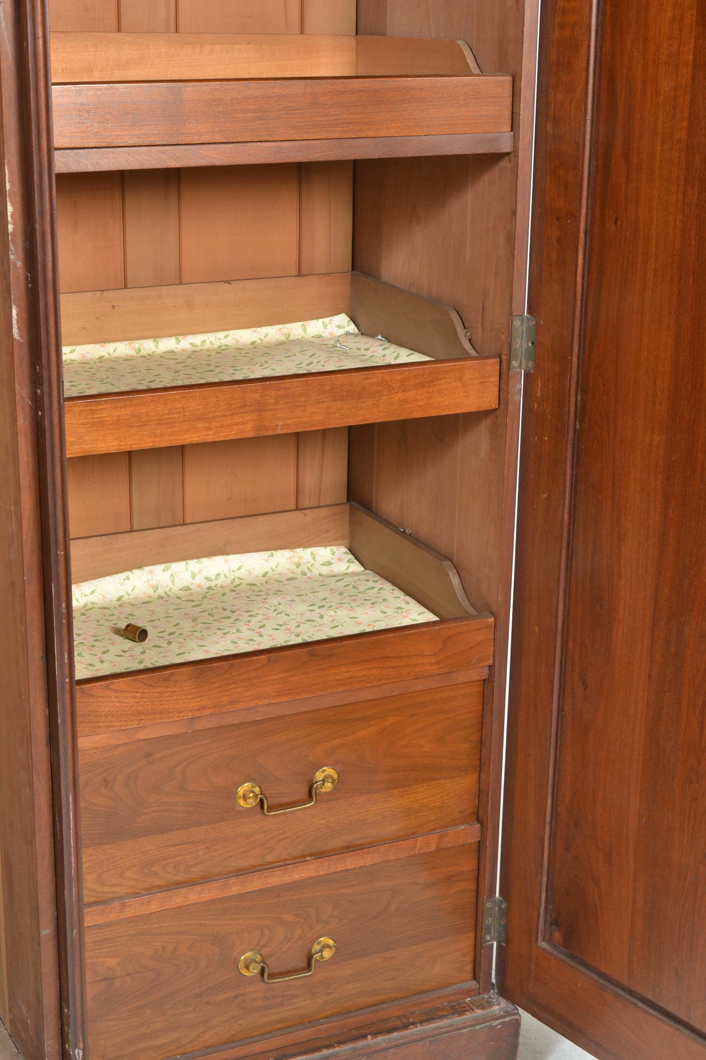 An early 20th Century Edwardian oak triple wardrobe with a central mirrored door flanked by panel - Image 5 of 5