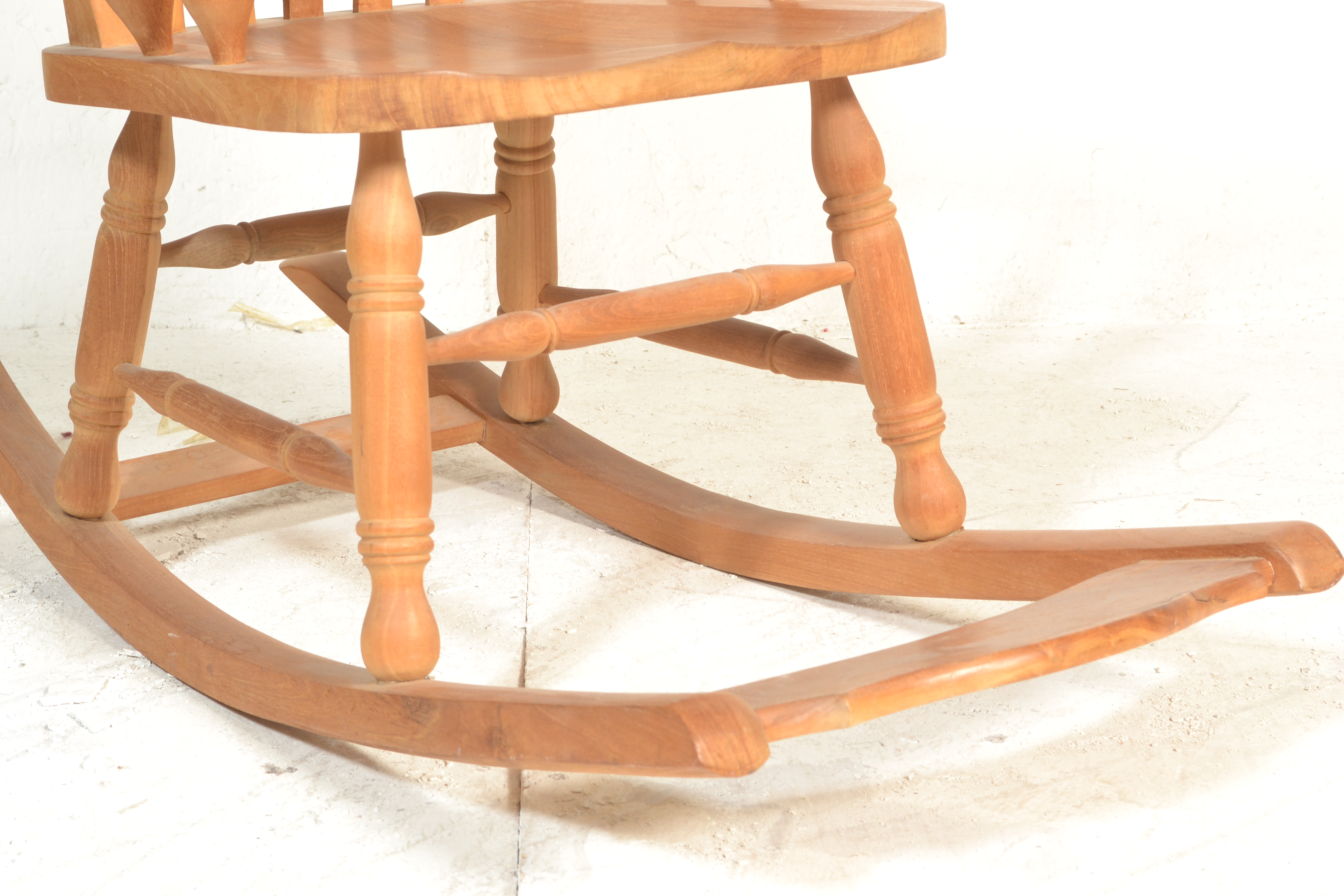 A good quality Windsor rocking chair / armchair. Of beech wood construction having turned legs on - Image 3 of 5