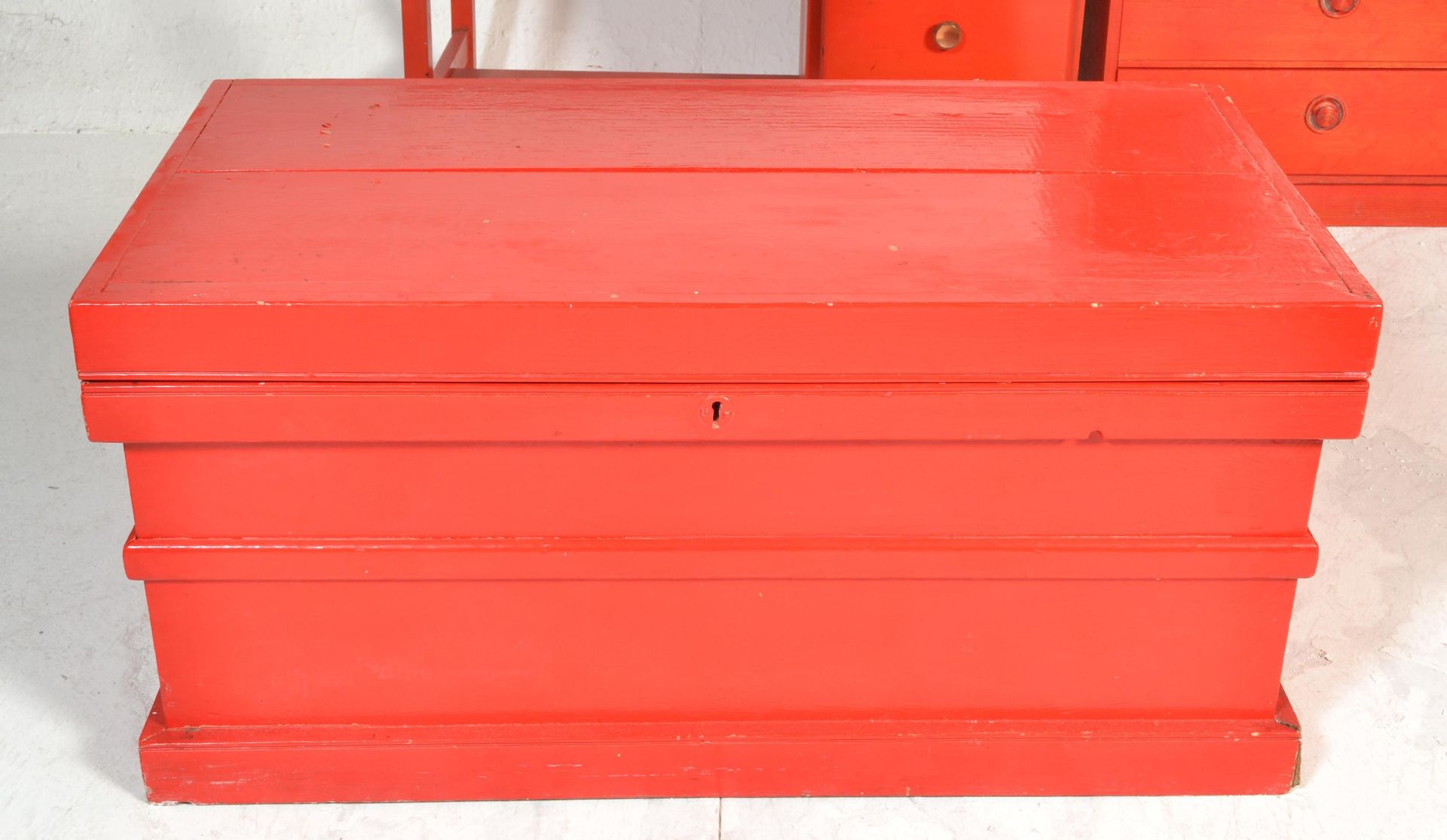 A Victorian 19th century blanket box chest with hinged top together with a red upright pedestal - Bild 4 aus 9