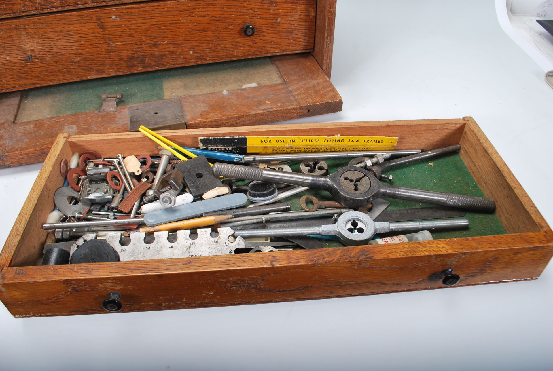 A vintage 20th Century oak engineers case, fall front revealing lined drawers containing engineers - Bild 4 aus 7