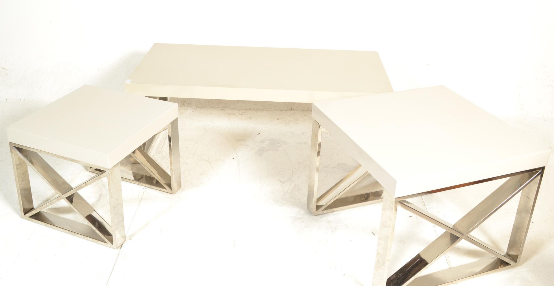 A set of 3 designer modernist composite and chrome side and coffee occasional tables in the manner - Bild 3 aus 7