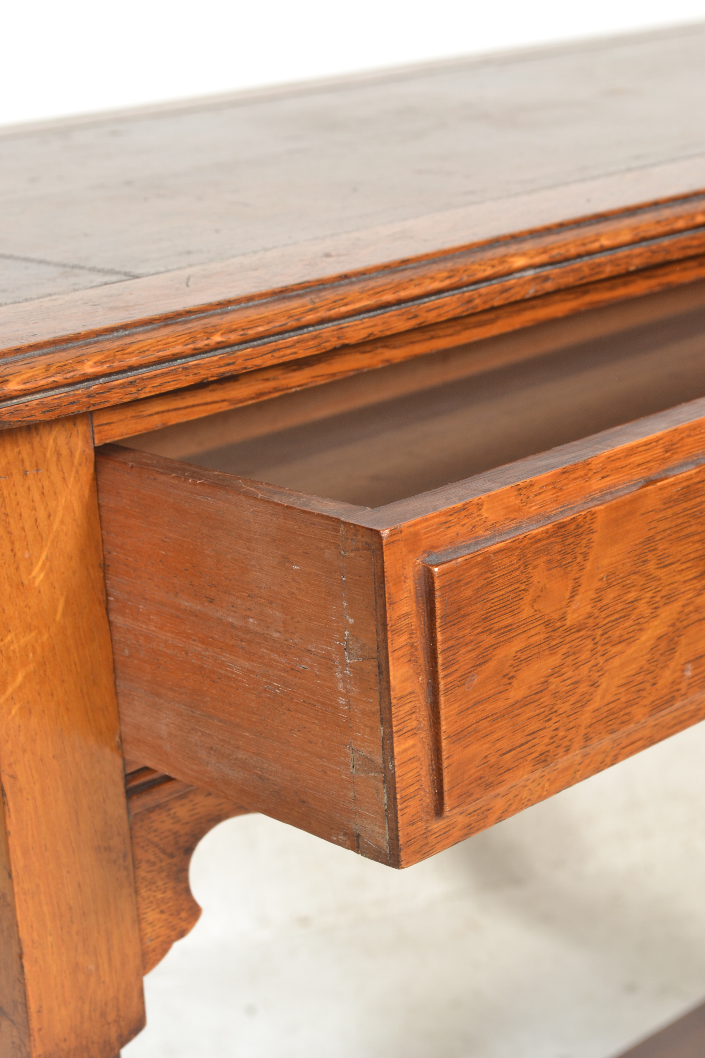 A good Victorian 19th century oak and leather writing table desk. Raised on turned legs with castors - Image 6 of 7