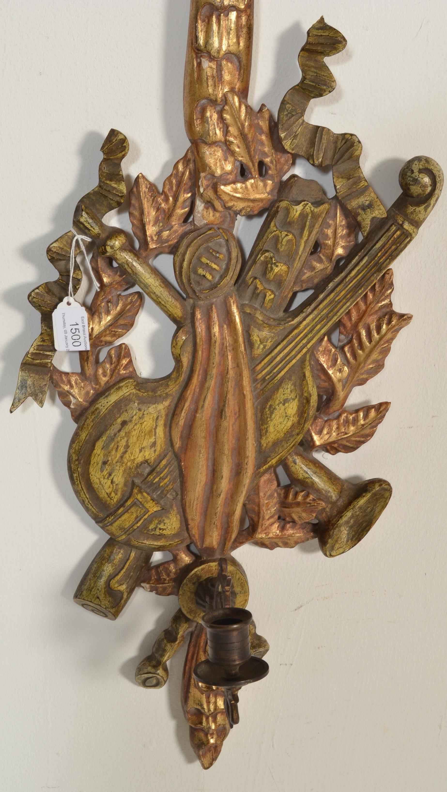 A vintage 20th Century antique style gilt wood wall sconce having carved musical instruments - Image 2 of 4