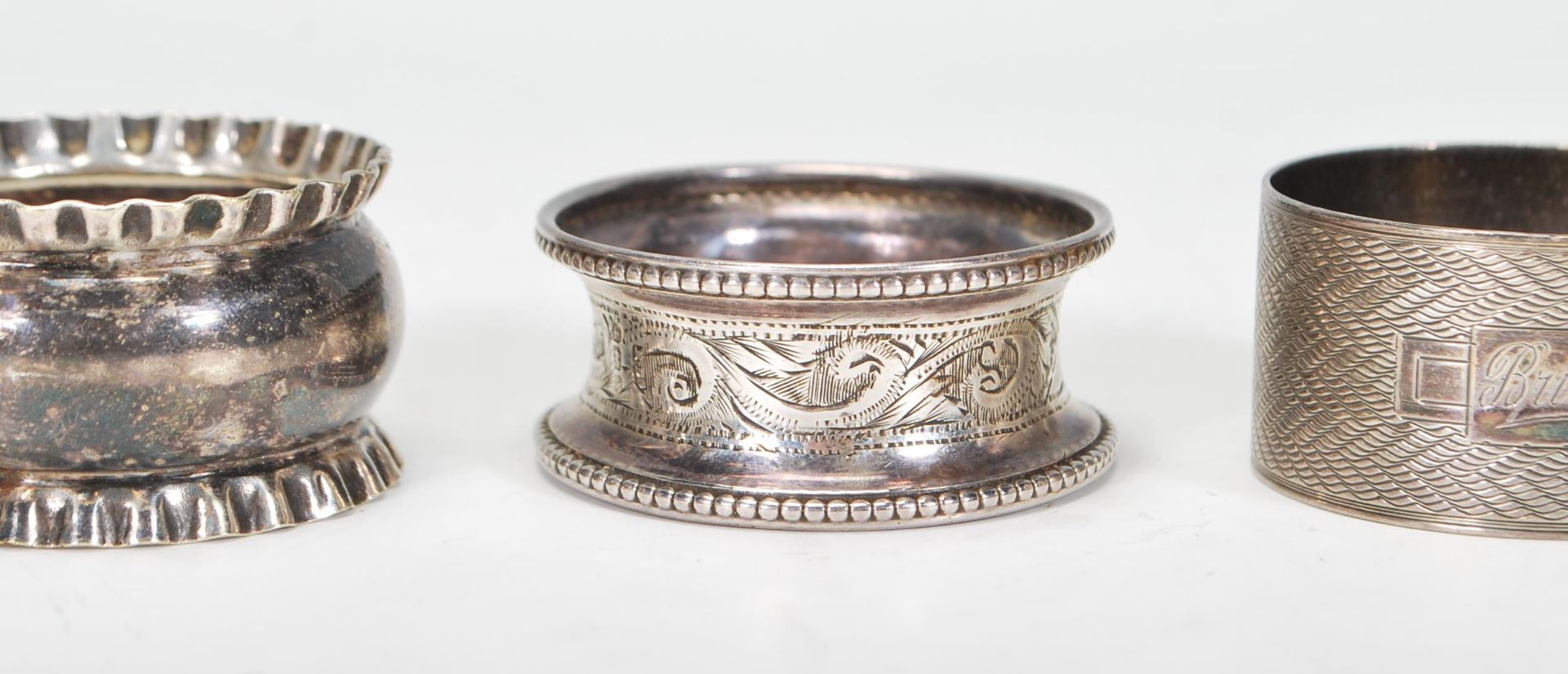 A harlequin set of four silver napkin rings to include an engine turned ring engraved Brian ( - Bild 3 aus 9