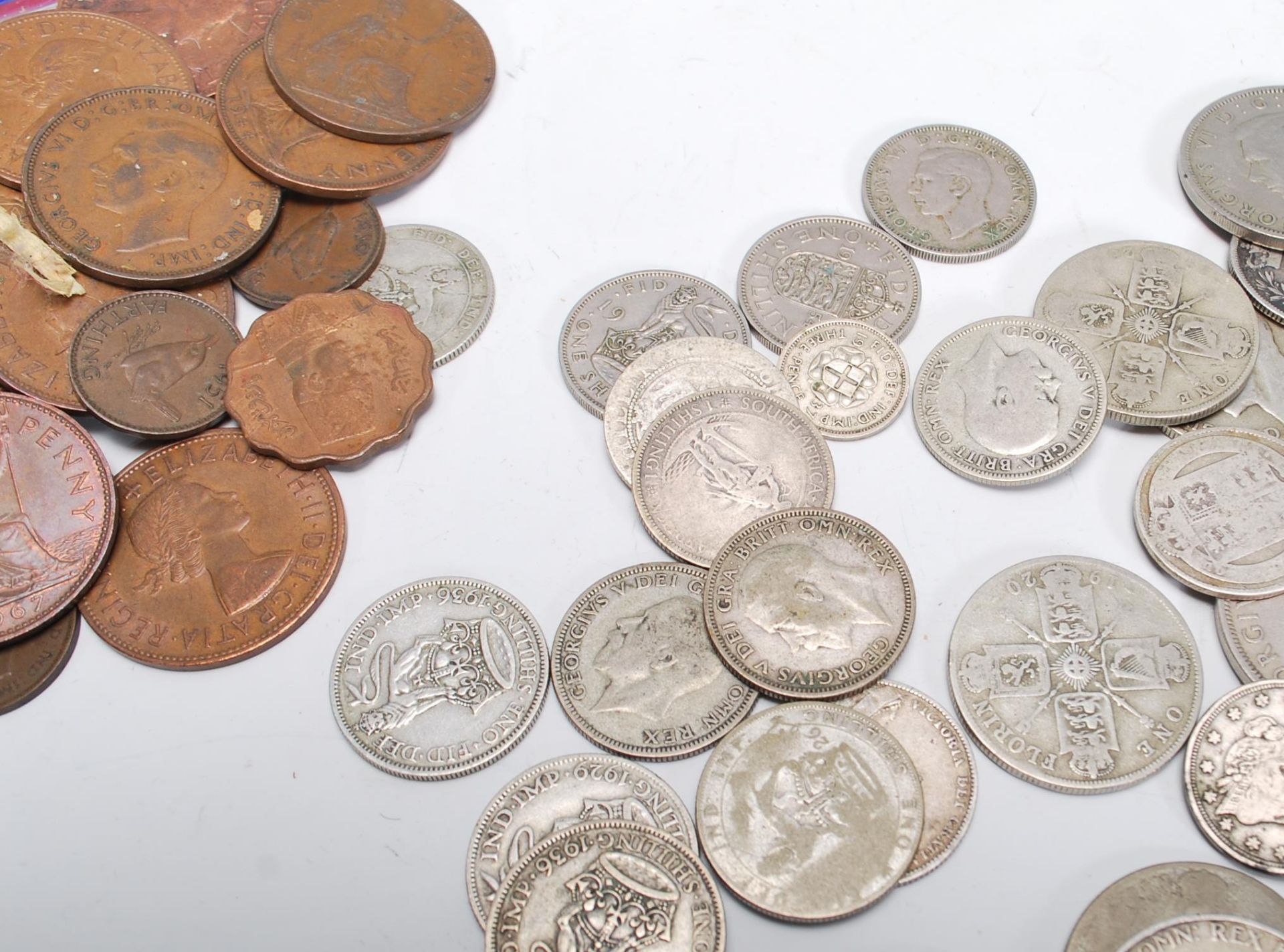 A collection of coins dating from the 19th Century to include pre 1920 silver shillings and florins, - Bild 10 aus 11