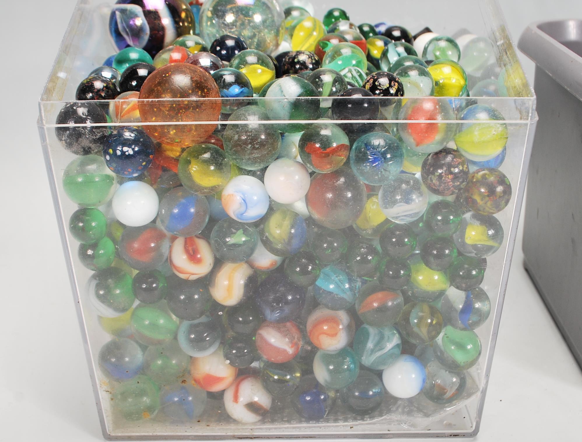 A large collection of vintage marbles of varying ages, designs and sizes. Designs include onion - Image 4 of 5