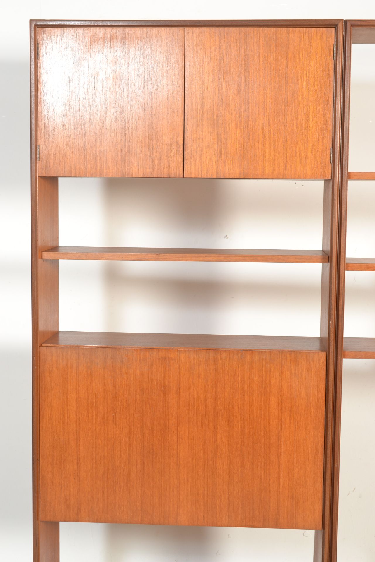 A vintage retro G Plan teak wood red label low side board having sliding inset doors, having two - Bild 2 aus 10