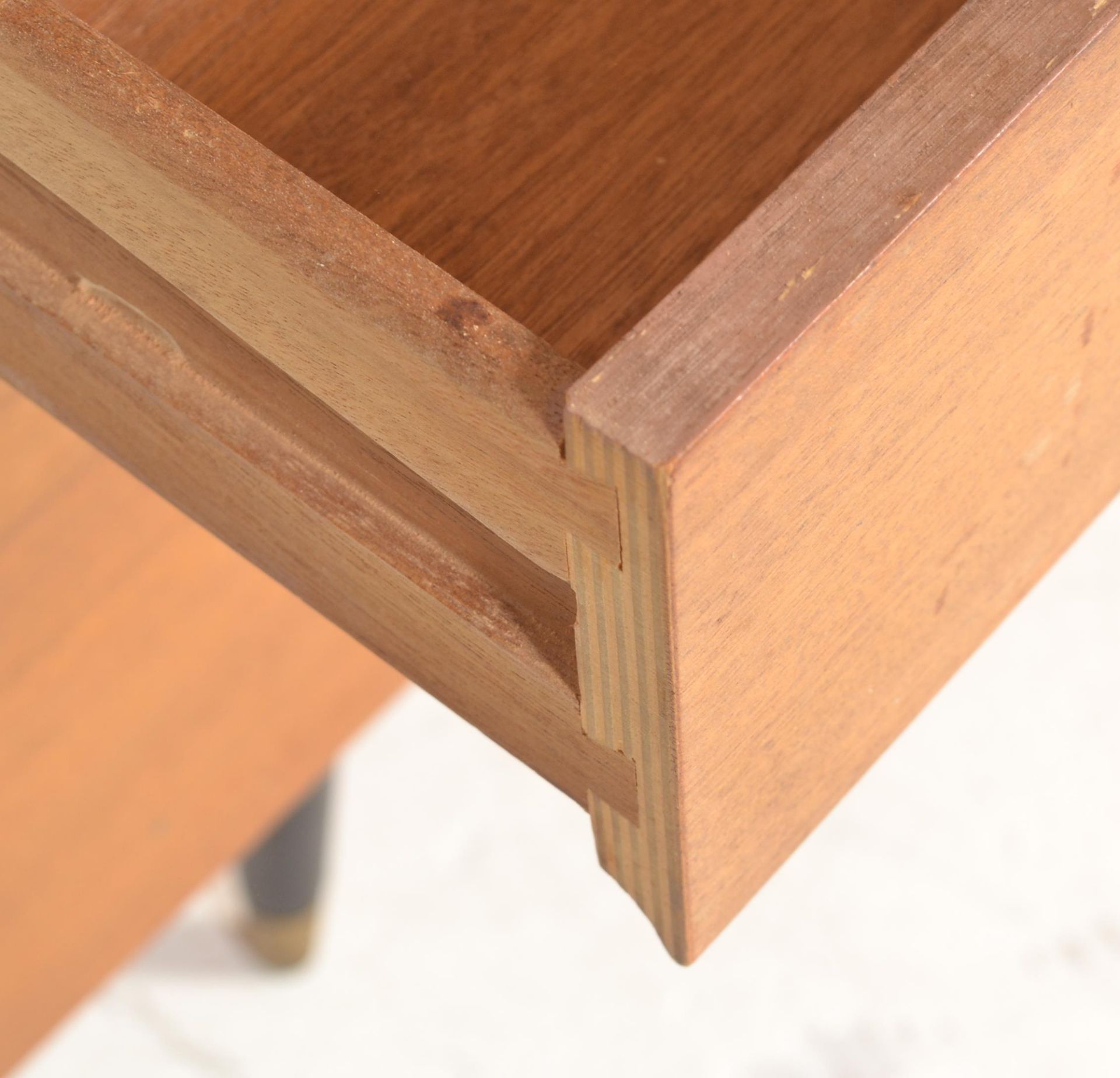 A retro mid century teak wood sideboard credenza being raised on turned legs with a wide body - Bild 8 aus 8