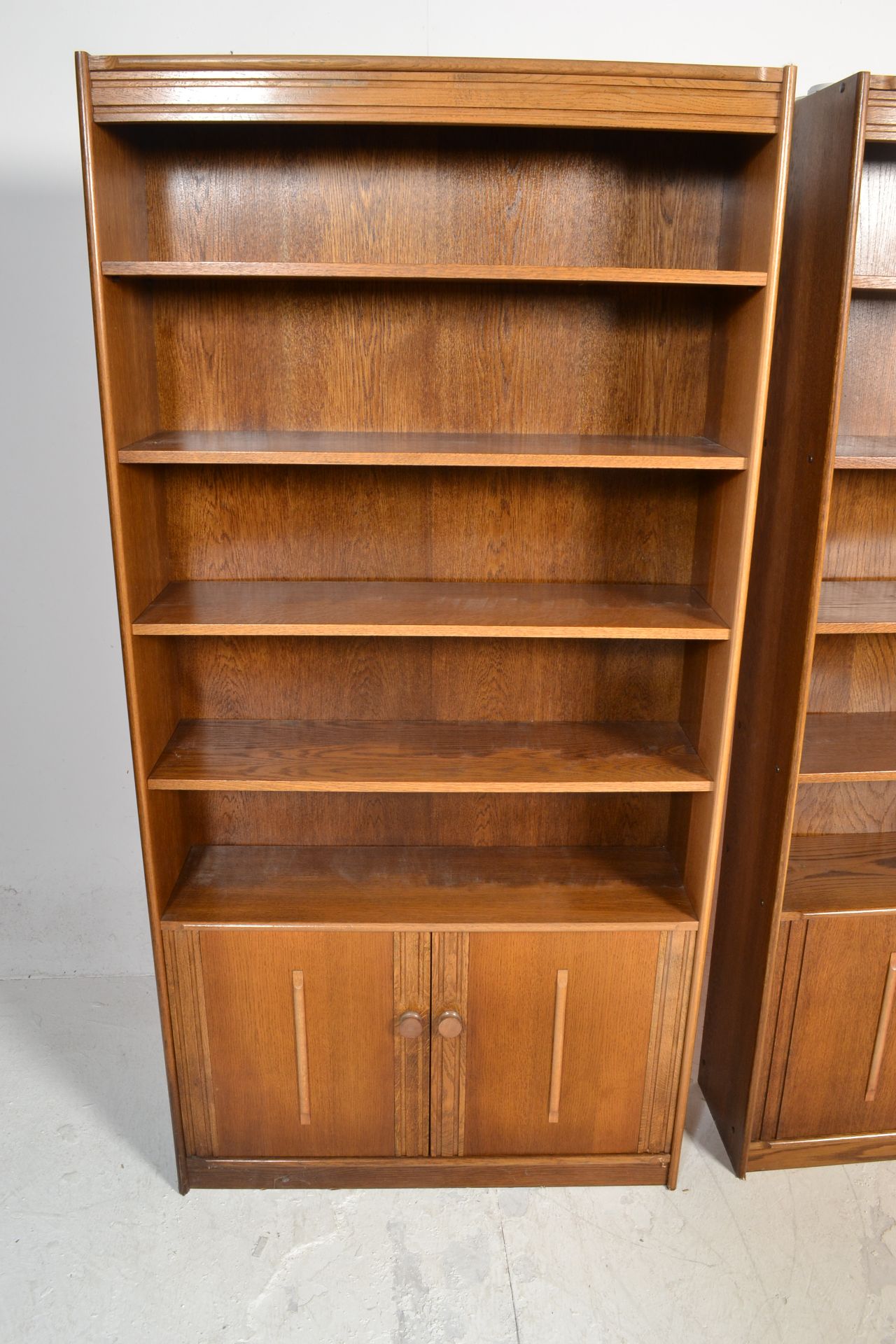 A pair of retro 1970's oak upright library bookcase cabinets. Rasied on plinth base with double door - Bild 4 aus 6