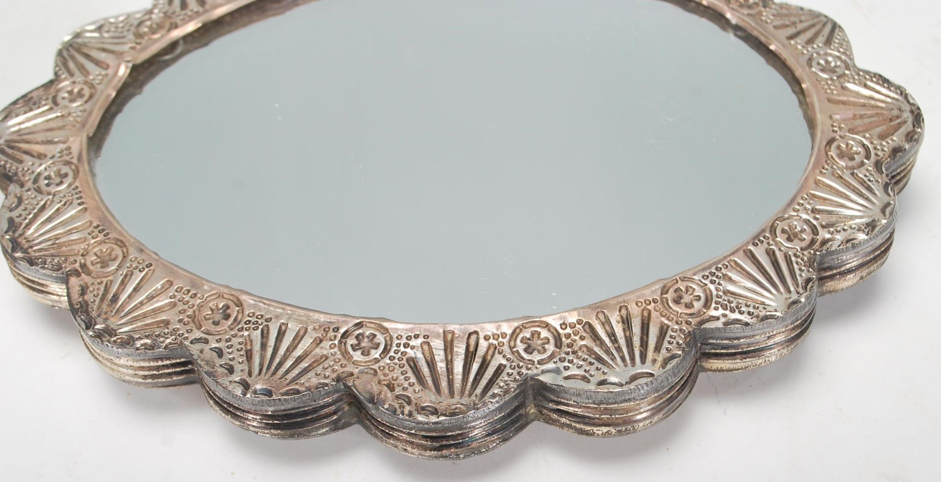 A pair of 20th Century 900 silver small wall hanging / dressing table mirrors of oval form, silver - Bild 4 aus 6