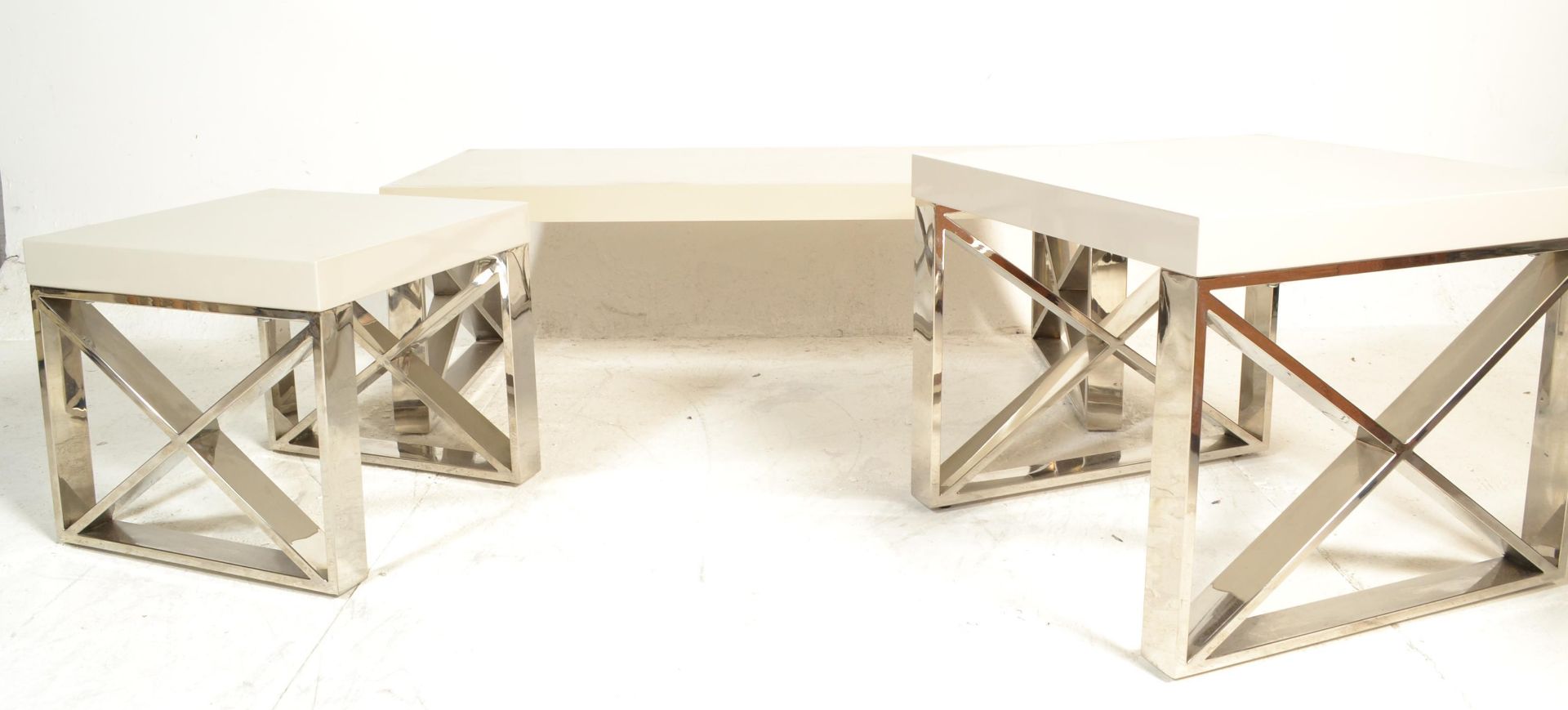 A set of 3 designer modernist composite and chrome side and coffee occasional tables in the manner - Bild 2 aus 7