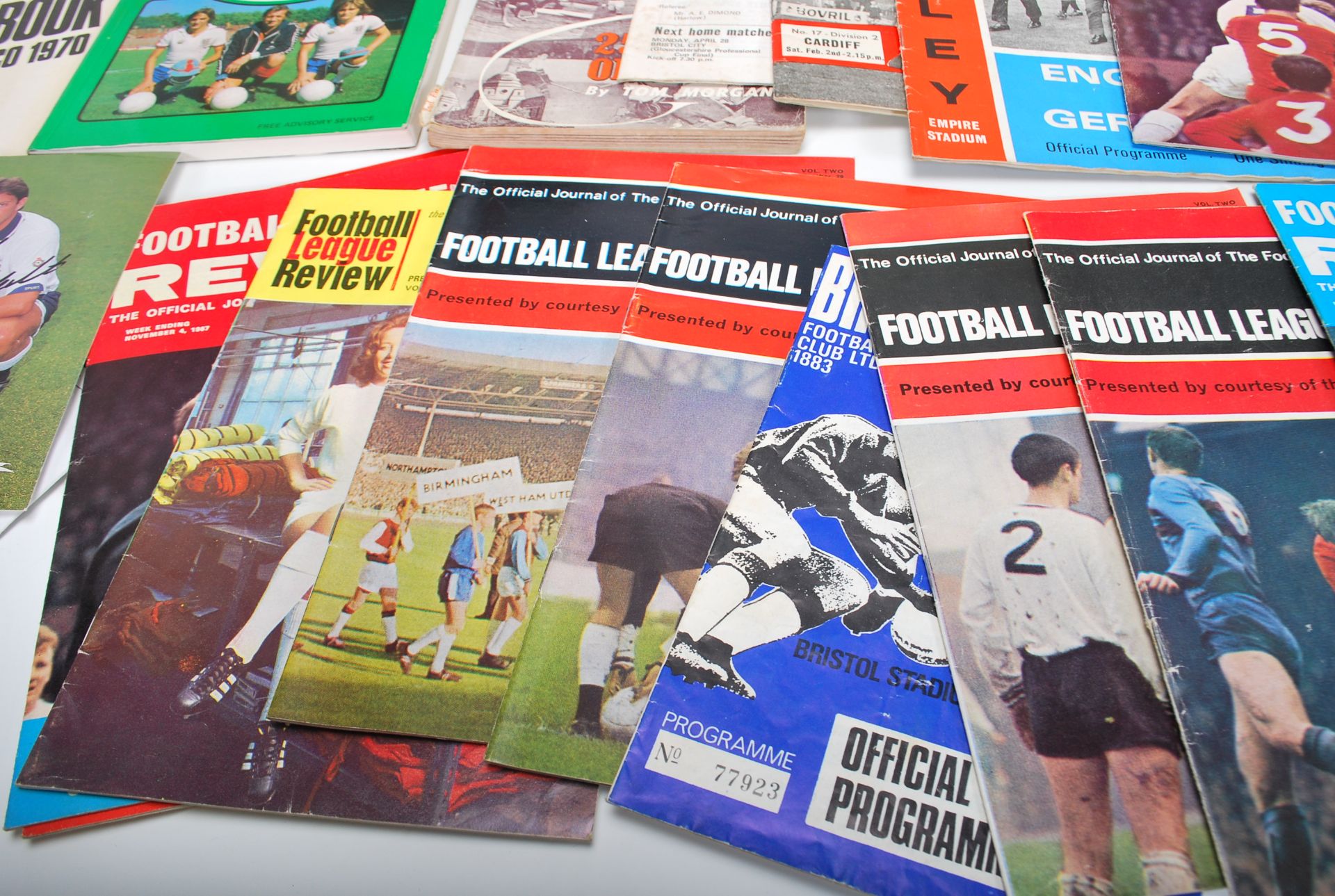 A collection of football related ephemera to include a The Crosse & Blackwell World Cup Action - Bild 6 aus 10