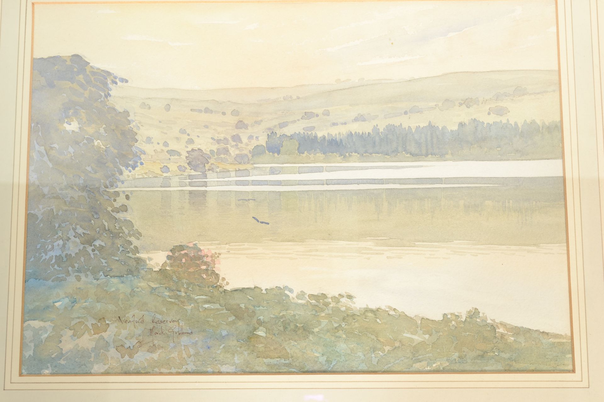 Mark Gibbins - A 20th Century watercolour painting on paper depicting Venford Reservoir with hills - Bild 3 aus 5