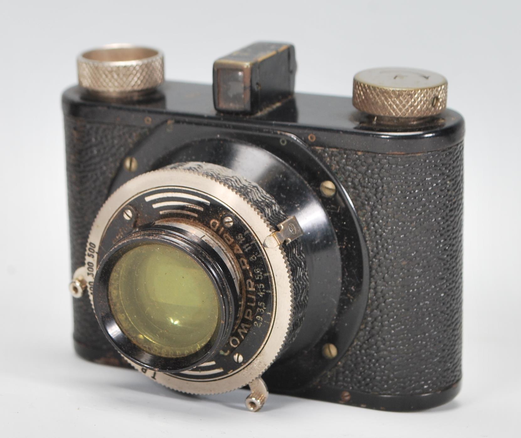A vintage early 20th Century German Compur-Rapid F Deckel Munchen film camera in its original - Image 2 of 5