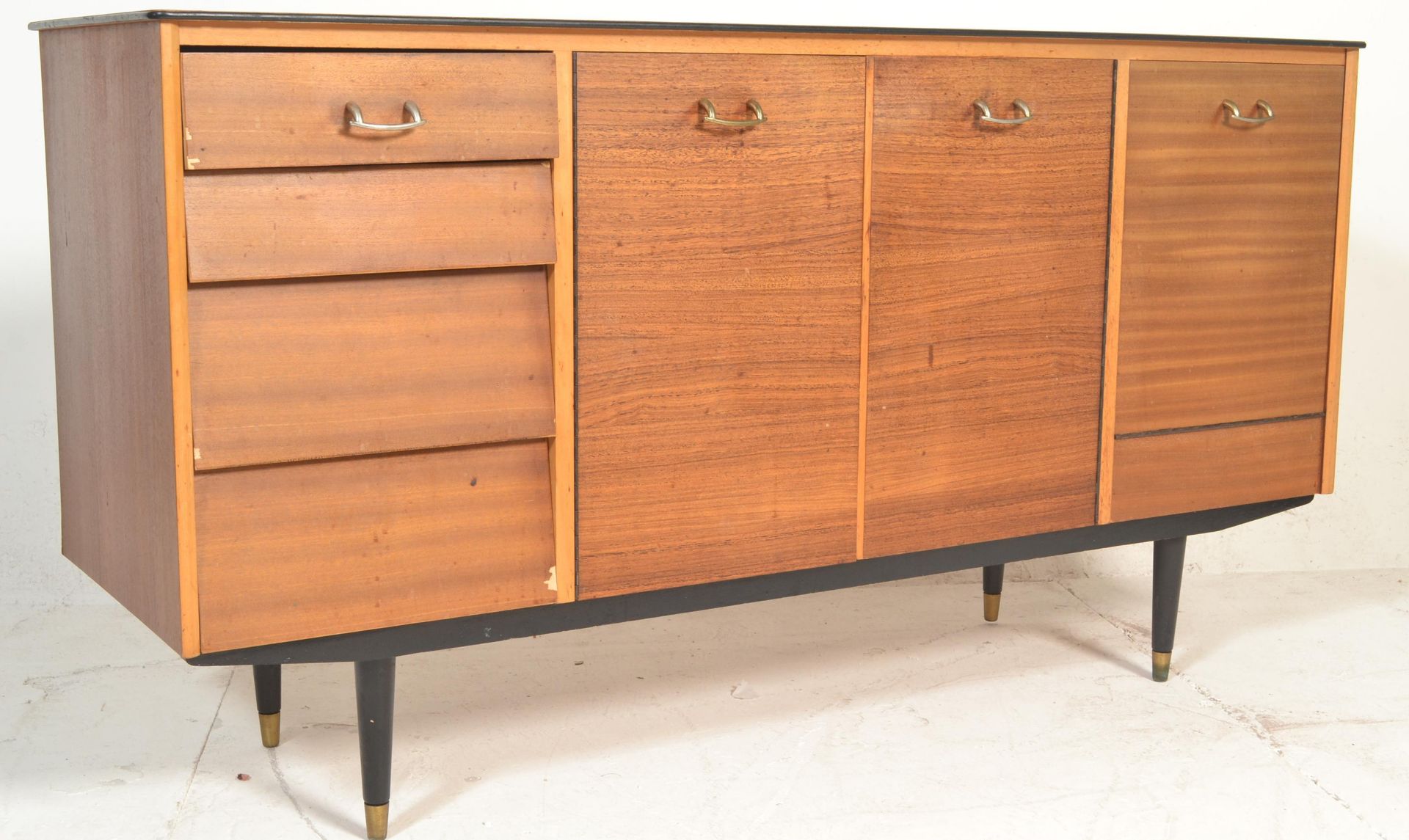 A retro mid century teak wood sideboard credenza being raised on turned legs with a wide body - Bild 2 aus 8