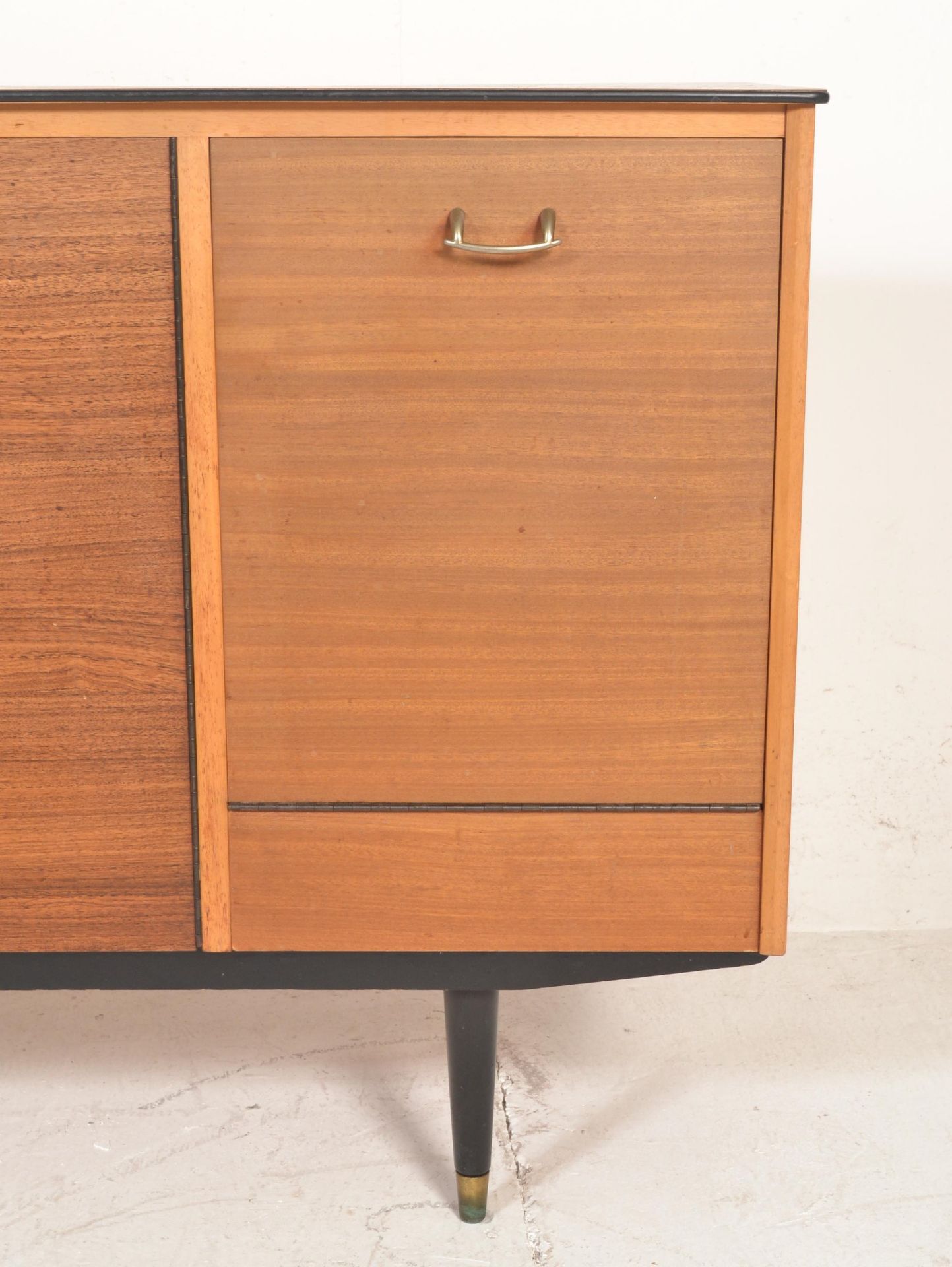 A retro mid century teak wood sideboard credenza being raised on turned legs with a wide body - Bild 6 aus 8