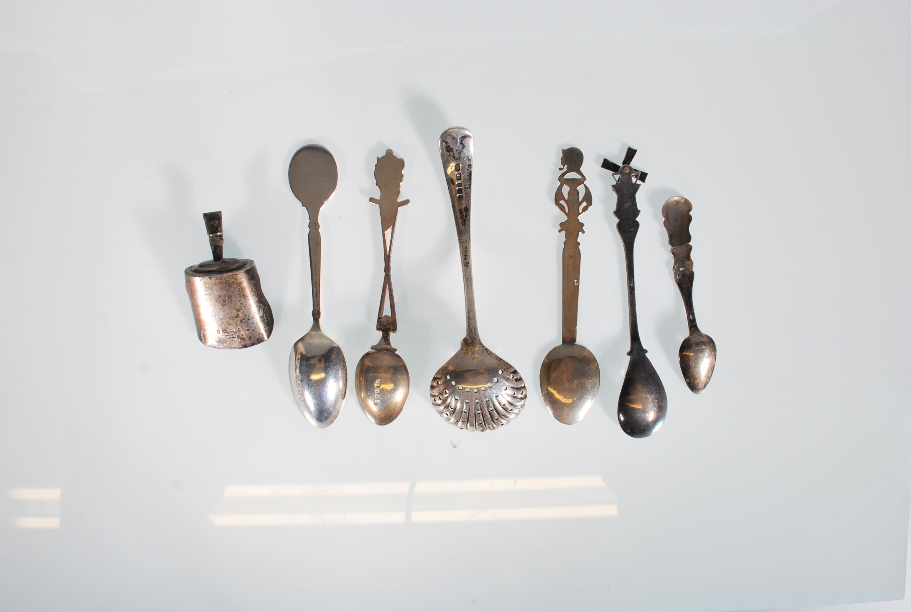 A selection of 20th Century silver spoons to include a a golfing related spoon with handle in the - Image 7 of 12