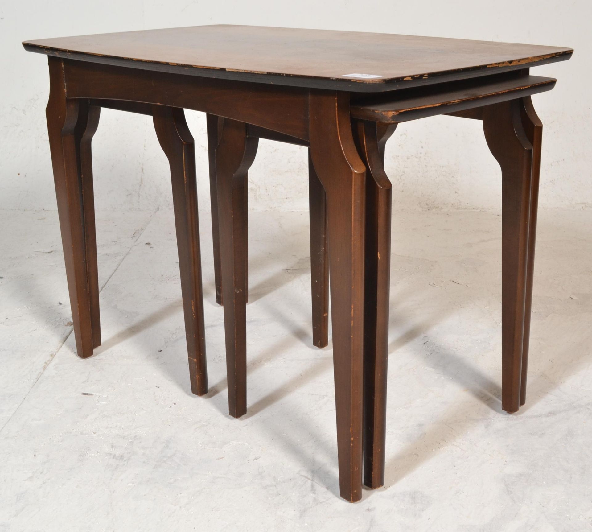 A mid century, circa 1950's teak wood and walnut inlaid graduating nest of tables. Raised on - Bild 4 aus 5