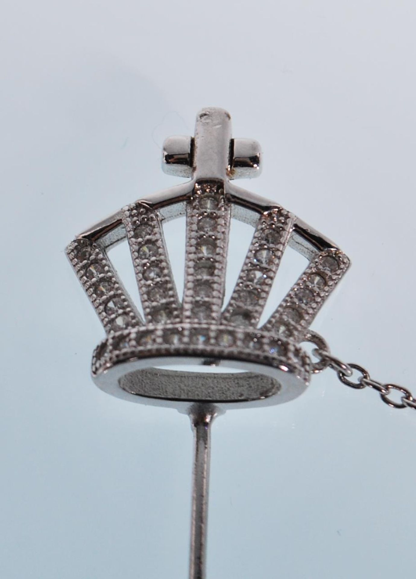 A silver and CZ tie / hatpin in the form of a crown having a cross atop. Stamped 925. Weighs 2.9g. - Bild 2 aus 5