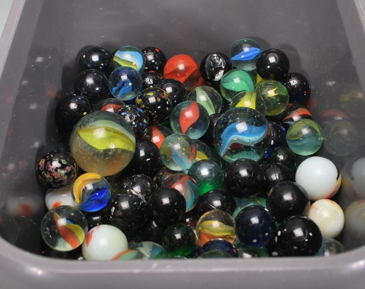A large collection of vintage marbles of varying ages, designs and sizes. Designs include onion - Image 5 of 5