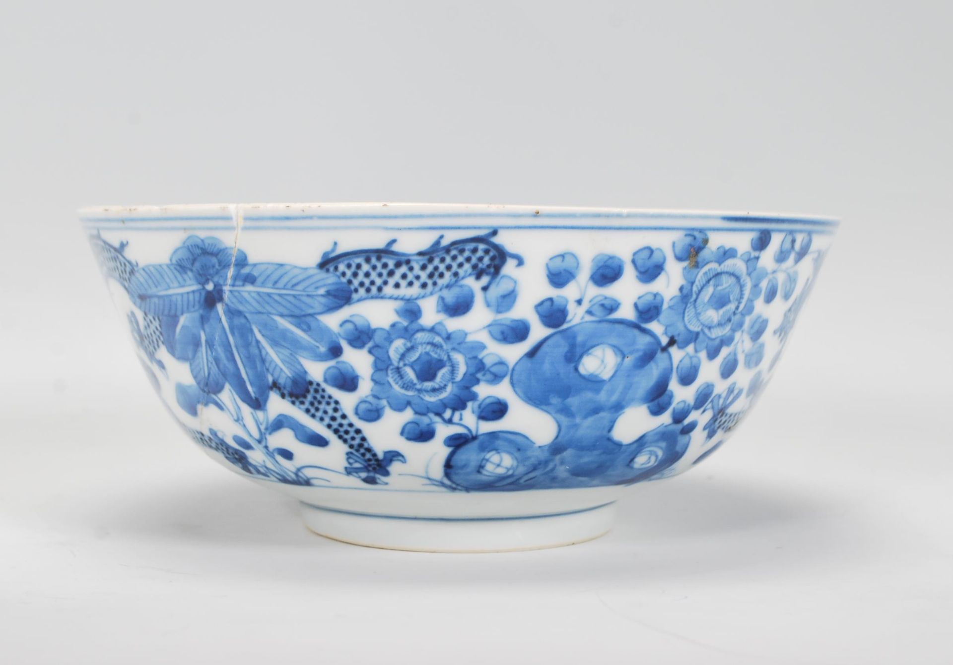 A 19th Century Chinese centrepiece bowl hand painted blue and white decoration having hand painted - Bild 2 aus 7