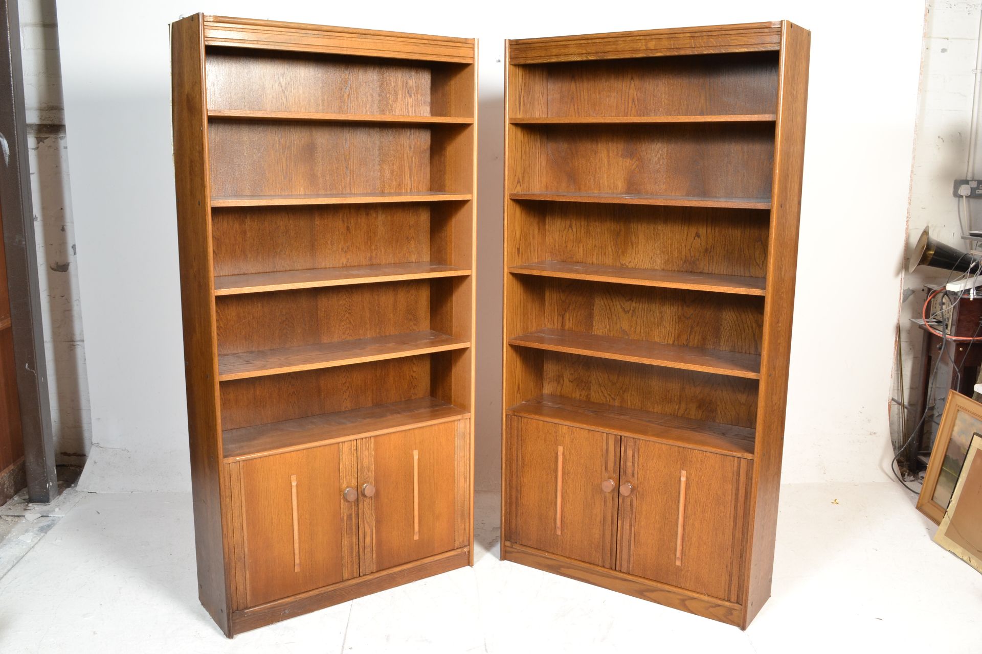 A pair of retro 1970's oak upright library bookcase cabinets. Rasied on plinth base with double door - Bild 2 aus 6