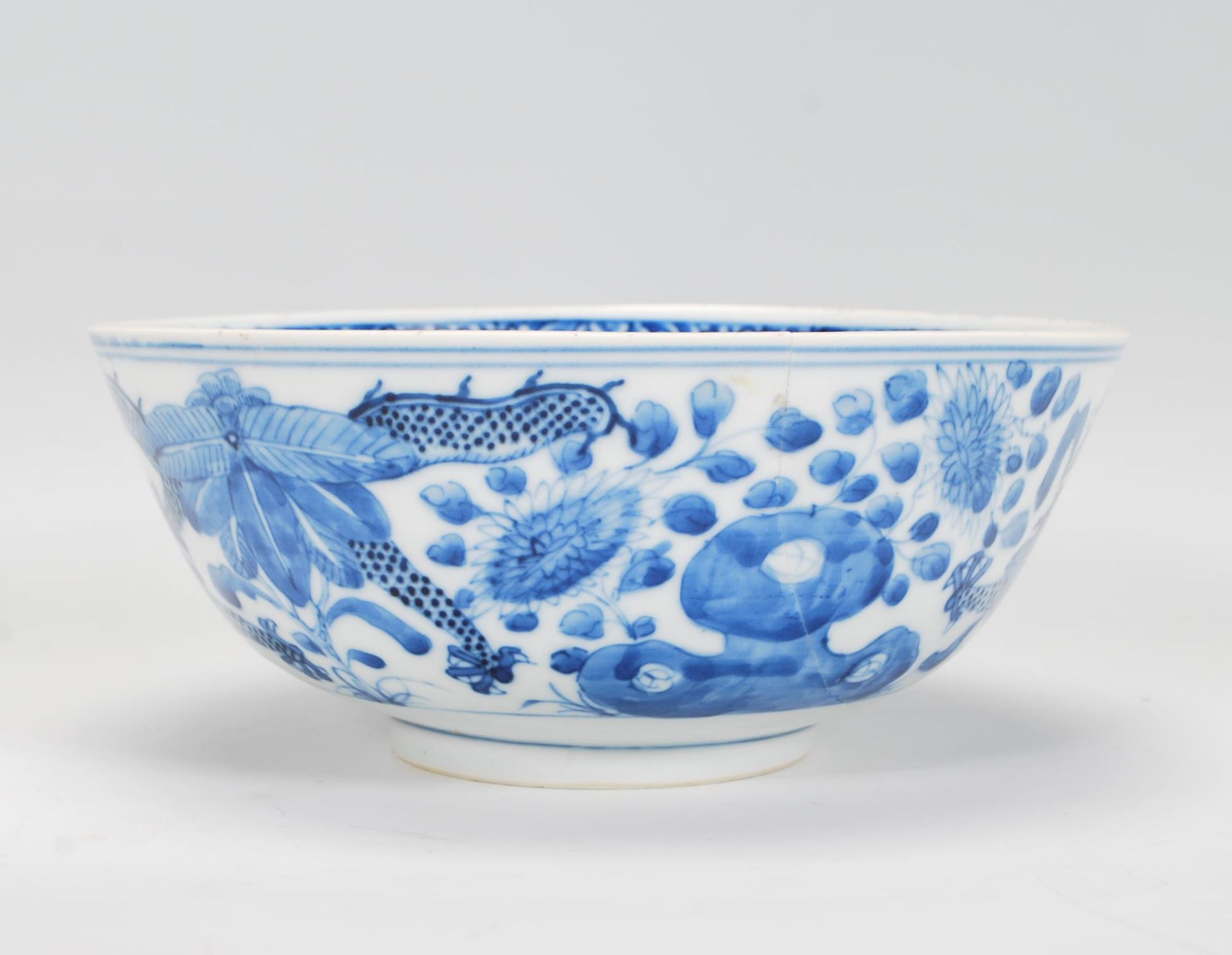 A 19th Century Chinese centrepiece bowl hand painted blue and white decoration having hand painted - Bild 4 aus 7