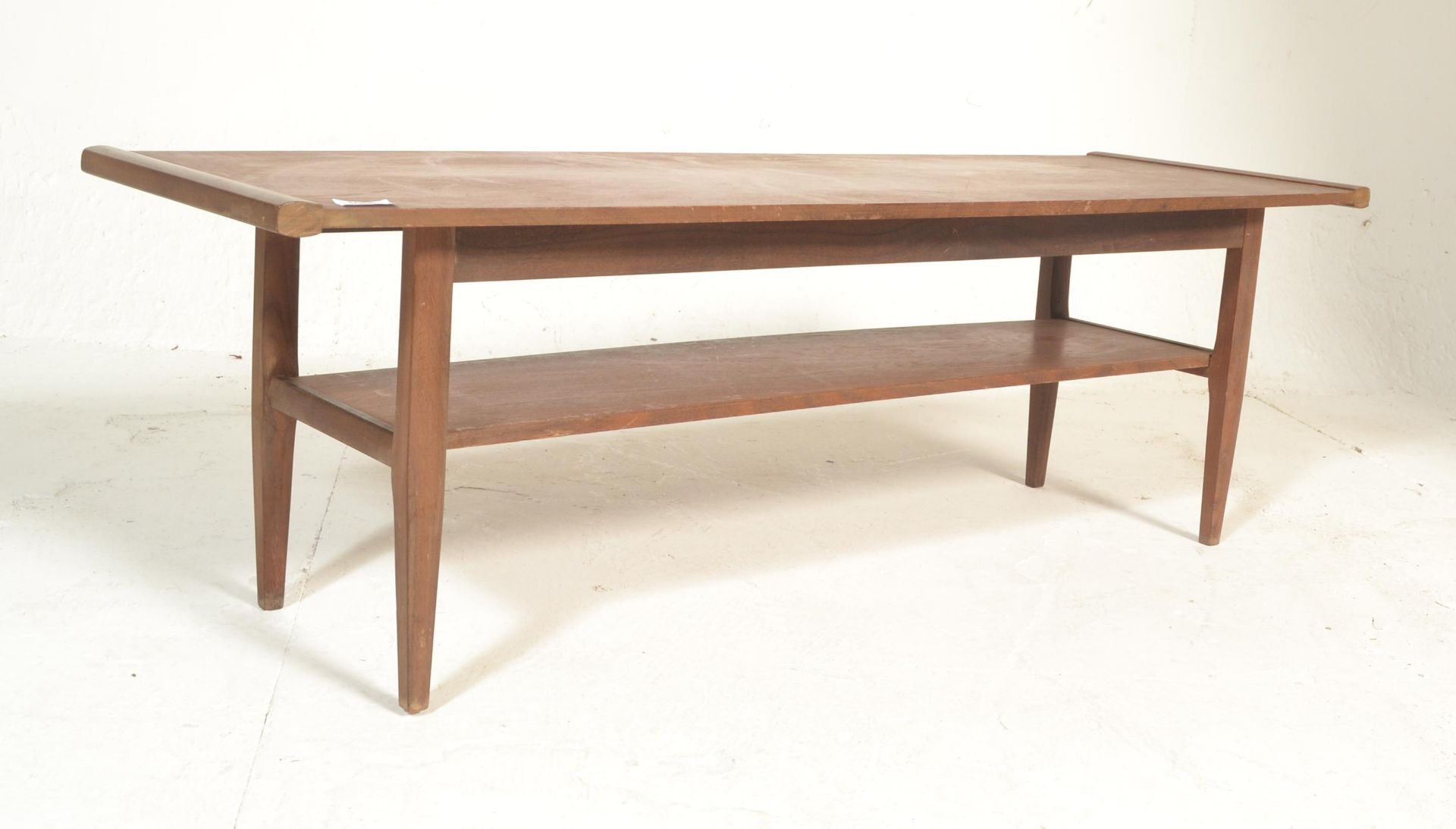 A 1960's retro vintage teak wood long john two tier coffee table having a long rectangular top - Bild 4 aus 4