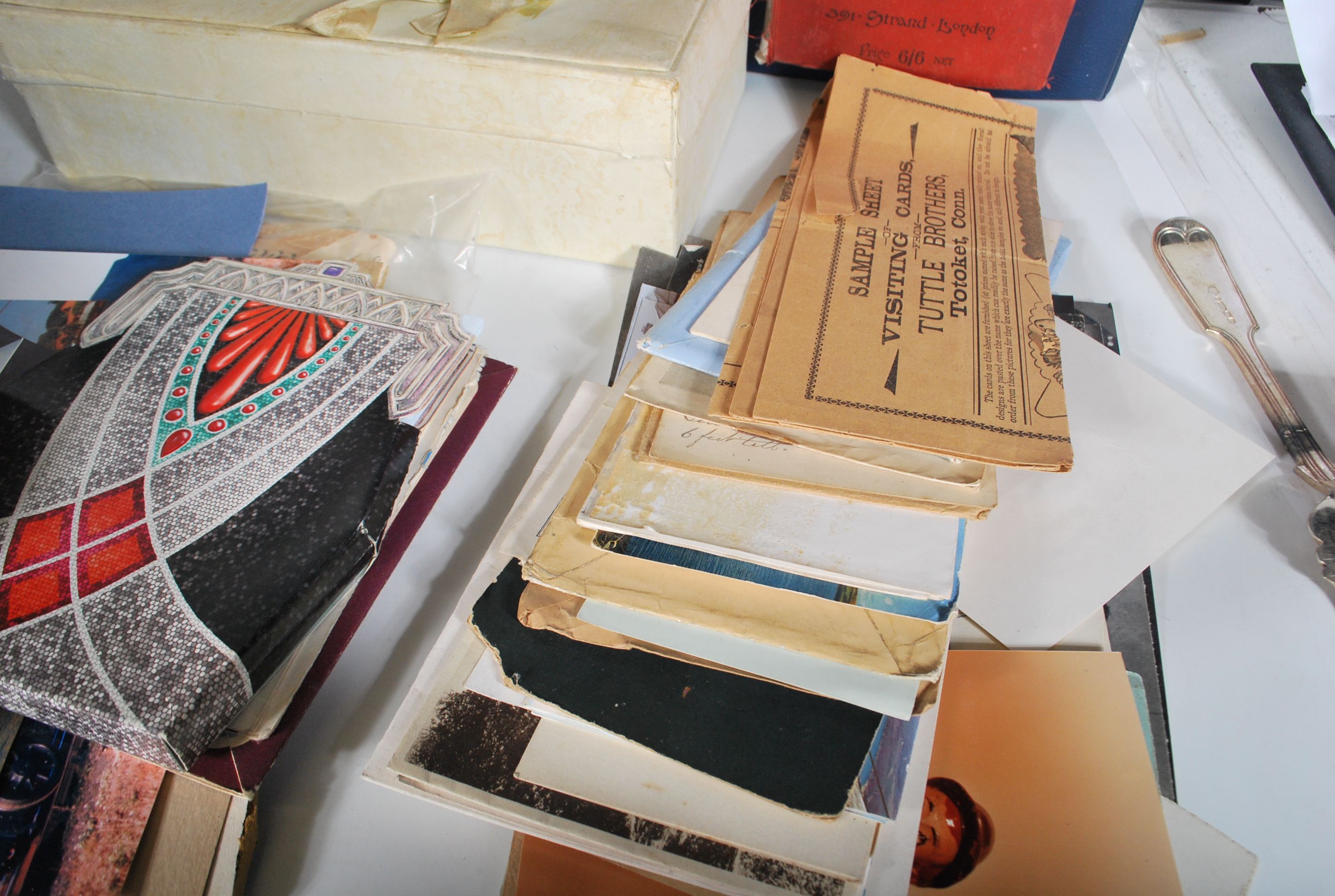 Accumulation of Postcards (approx 2500) a stamp collection & ephemera in large box - Image 3 of 9