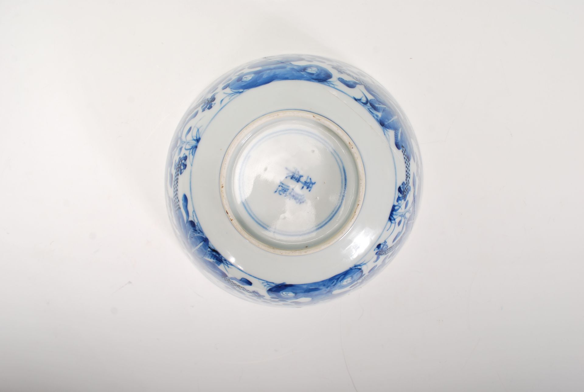 A 19th Century Chinese centrepiece bowl hand painted blue and white decoration having hand painted - Bild 7 aus 7