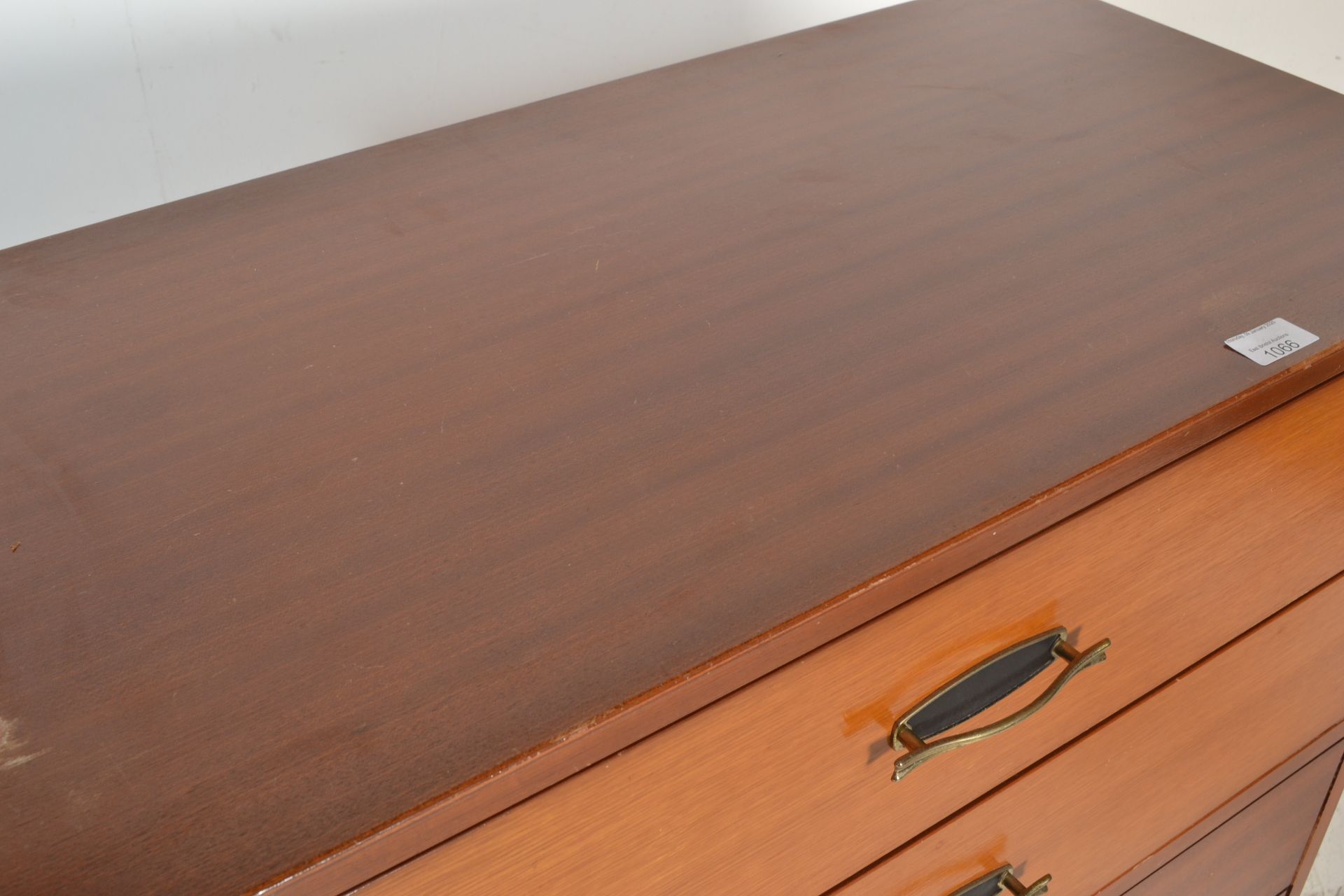 A retro 1950's / mid century teak wood pedestal chest of drawers. Raised on turned legs with a - Bild 2 aus 4