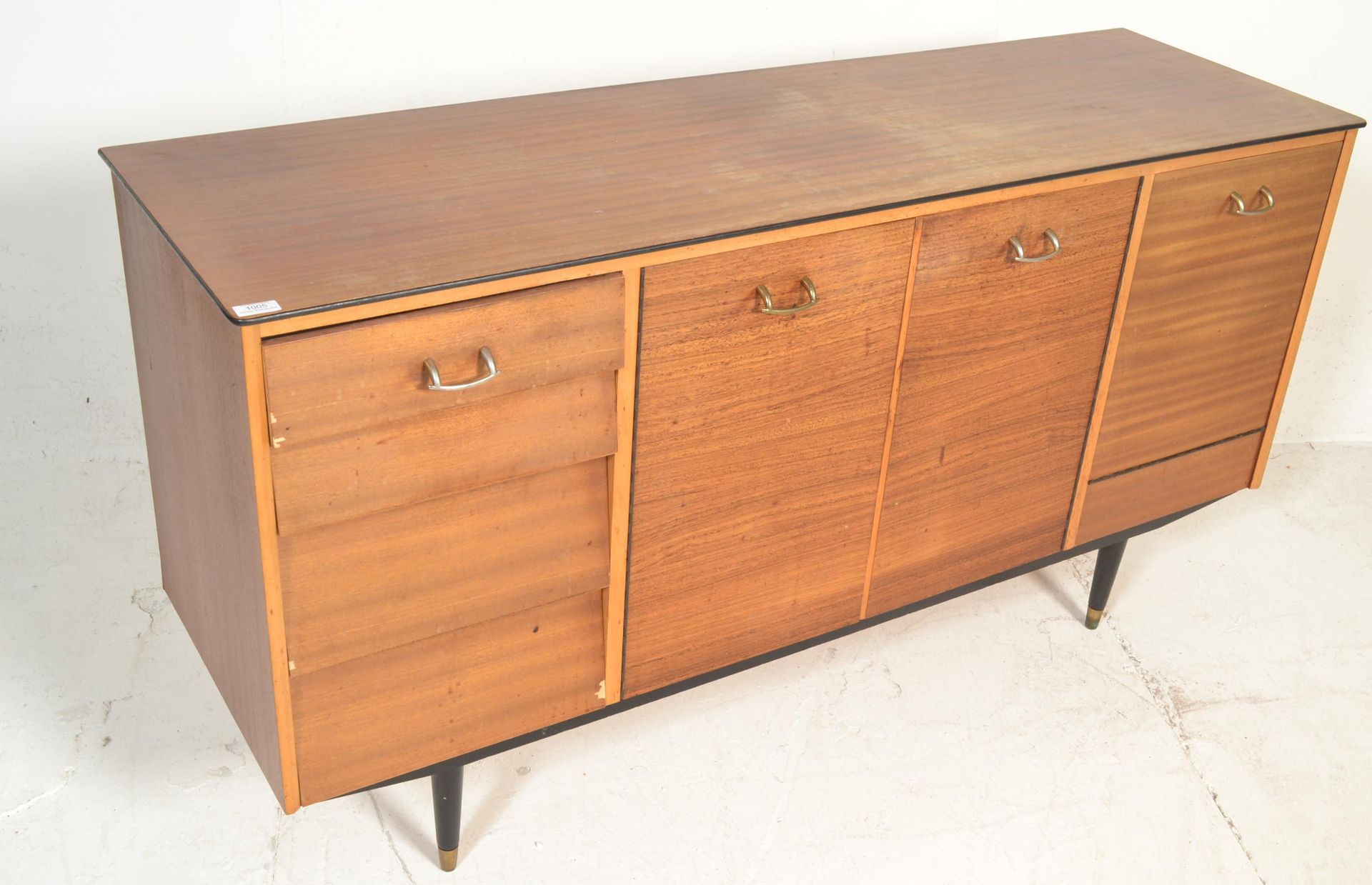 A retro mid century teak wood sideboard credenza being raised on turned legs with a wide body - Bild 3 aus 8