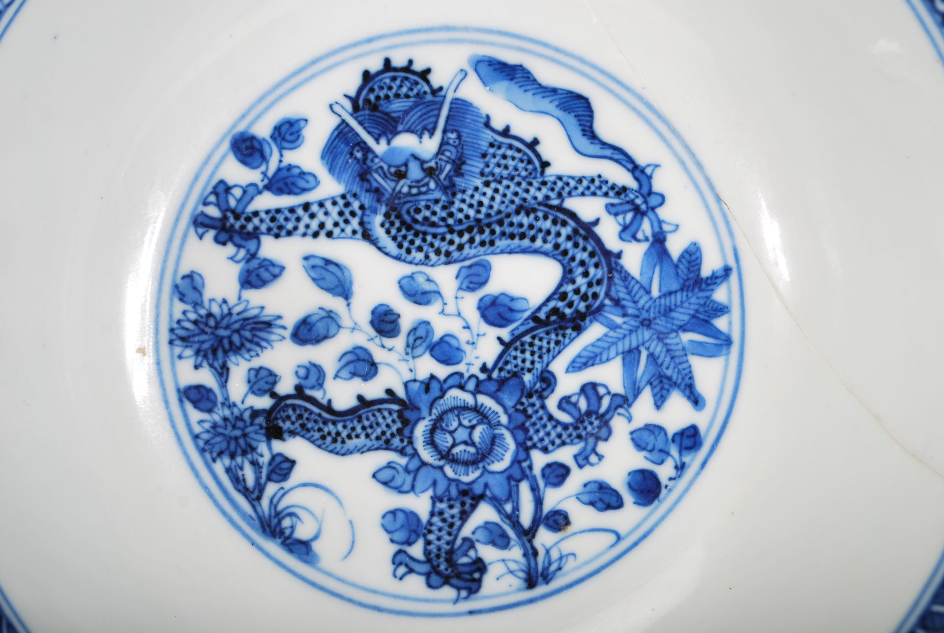 A 19th Century Chinese centrepiece bowl hand painted blue and white decoration having hand painted - Bild 6 aus 7