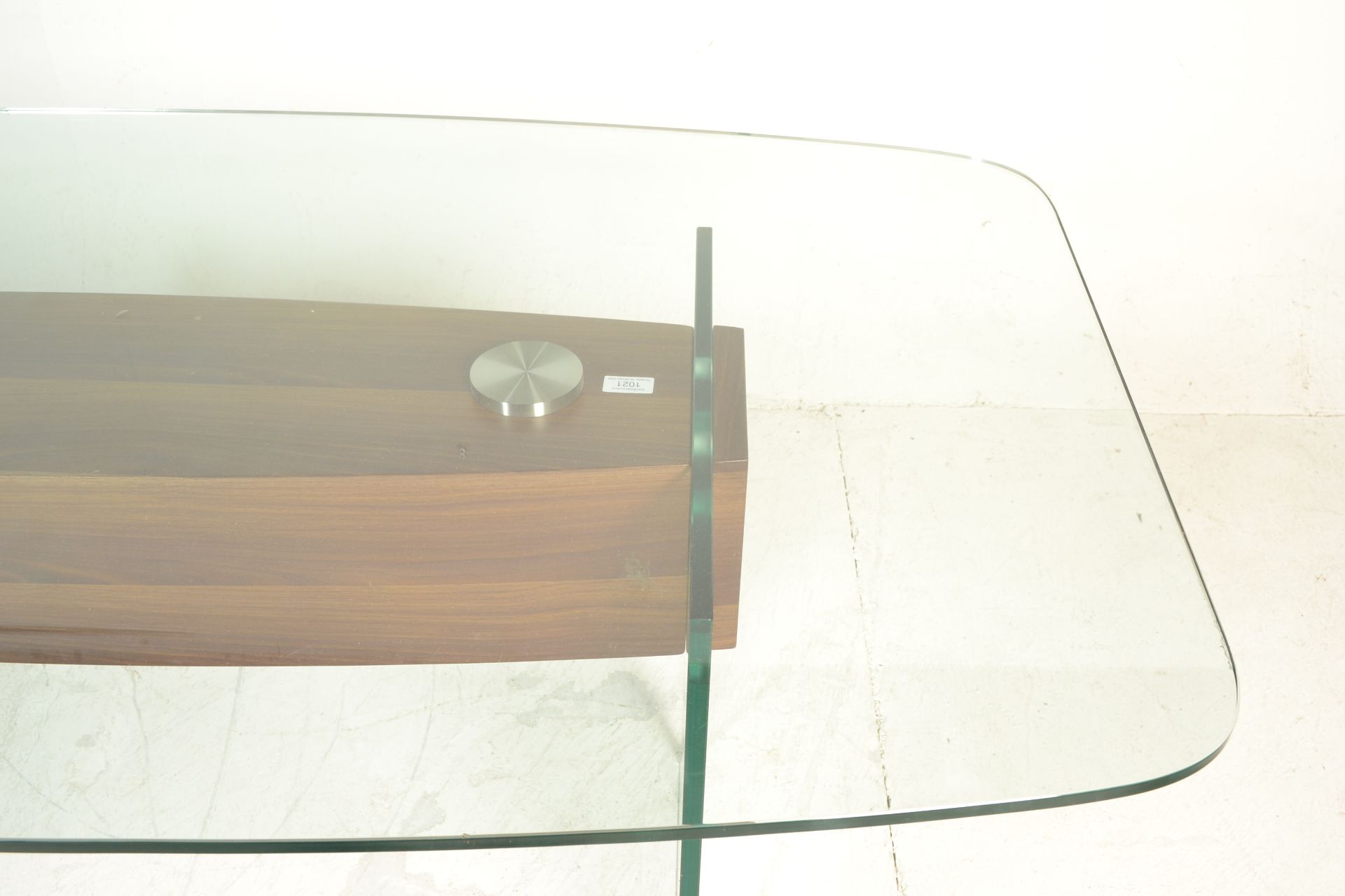 A contemporary large designer modernist glass dining table. Raised on glass panel uprights with - Bild 4 aus 13