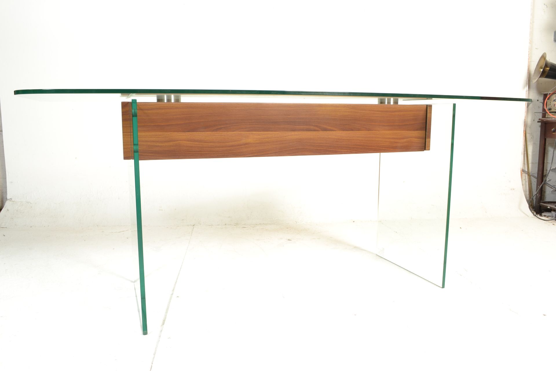 A contemporary large designer modernist glass dining table. Raised on glass panel uprights with - Bild 9 aus 13