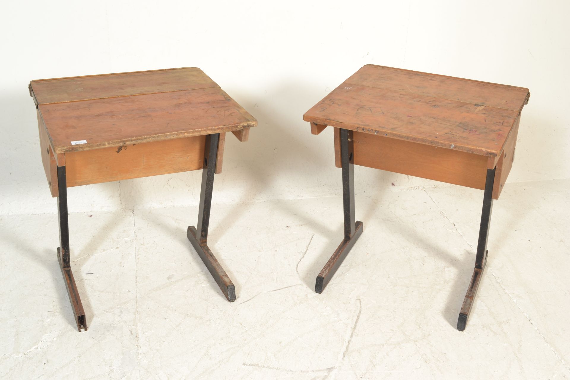 A pair of vintage mid 20th Century school desks, plank top with lift up flap to rear with storage - Bild 2 aus 4