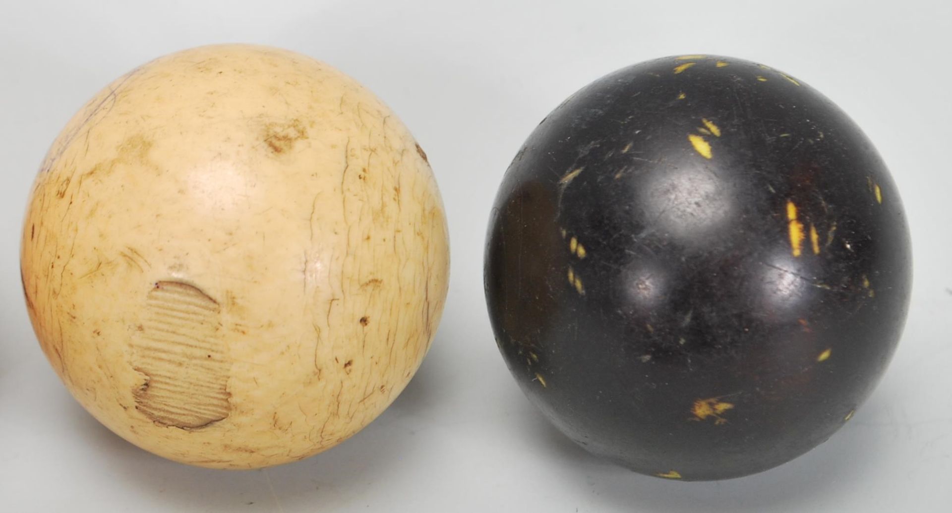 A group of five antique ivory snooker balls. Colours include one white ball, blue and black balls - Bild 4 aus 5