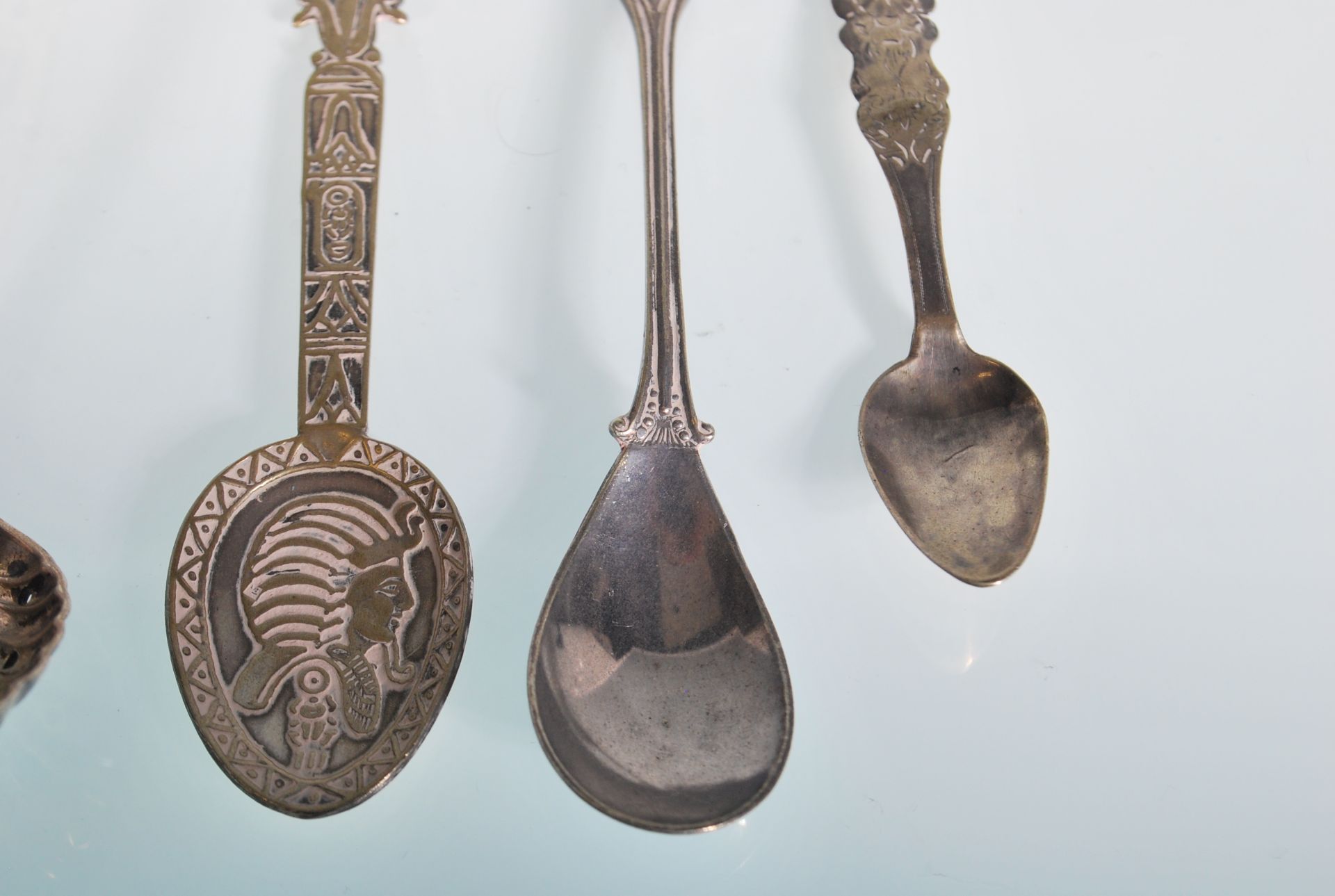 A selection of 20th Century silver spoons to include a a golfing related spoon with handle in the - Bild 6 aus 12