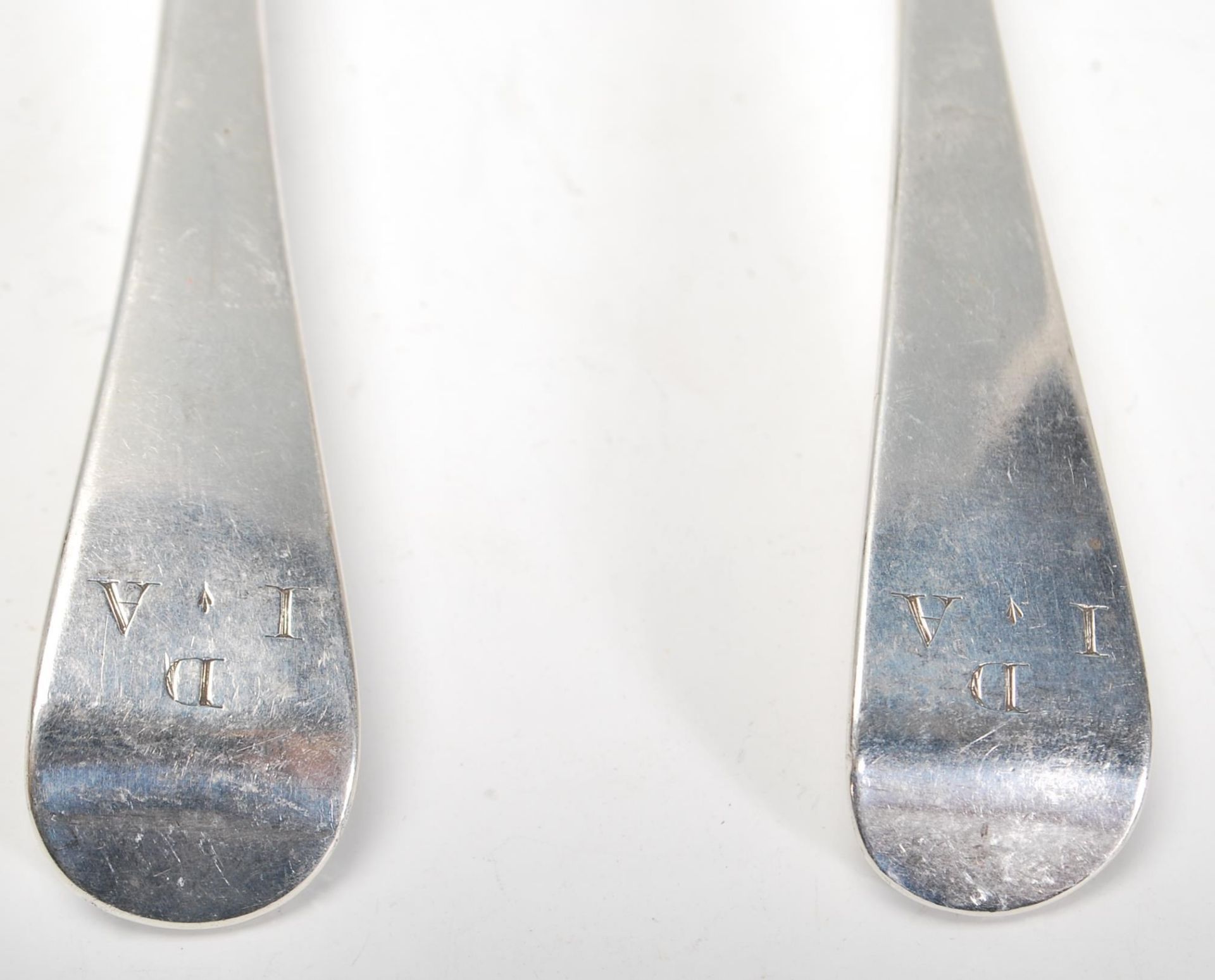 A pair of early 19th Century George III Alice and George Burrows silver hallmarked serving spoons - Bild 3 aus 6