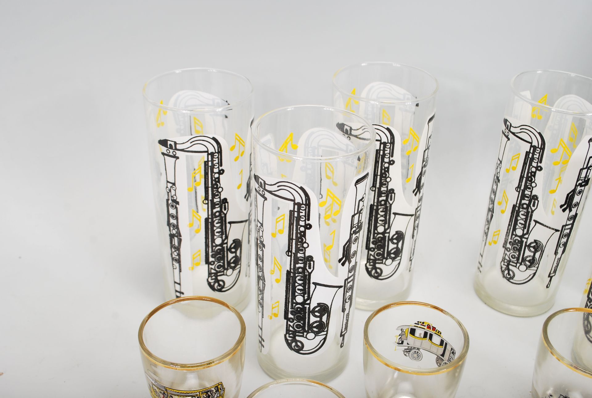 A set of six retro vintage 20th Century tall drinking glasses having applied Saxophone decoration - Bild 3 aus 6