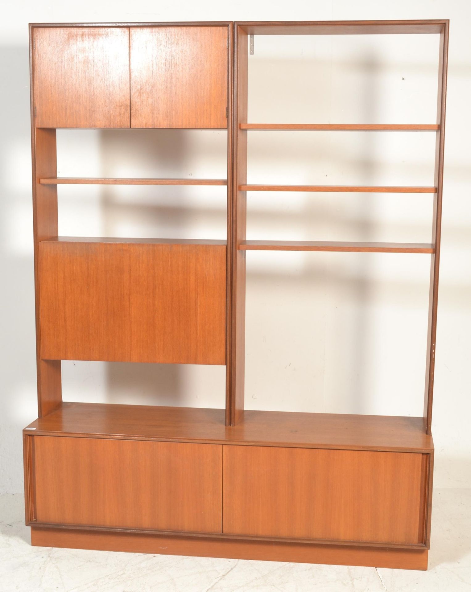 A vintage retro G Plan teak wood red label low side board having sliding inset doors, having two - Bild 6 aus 10