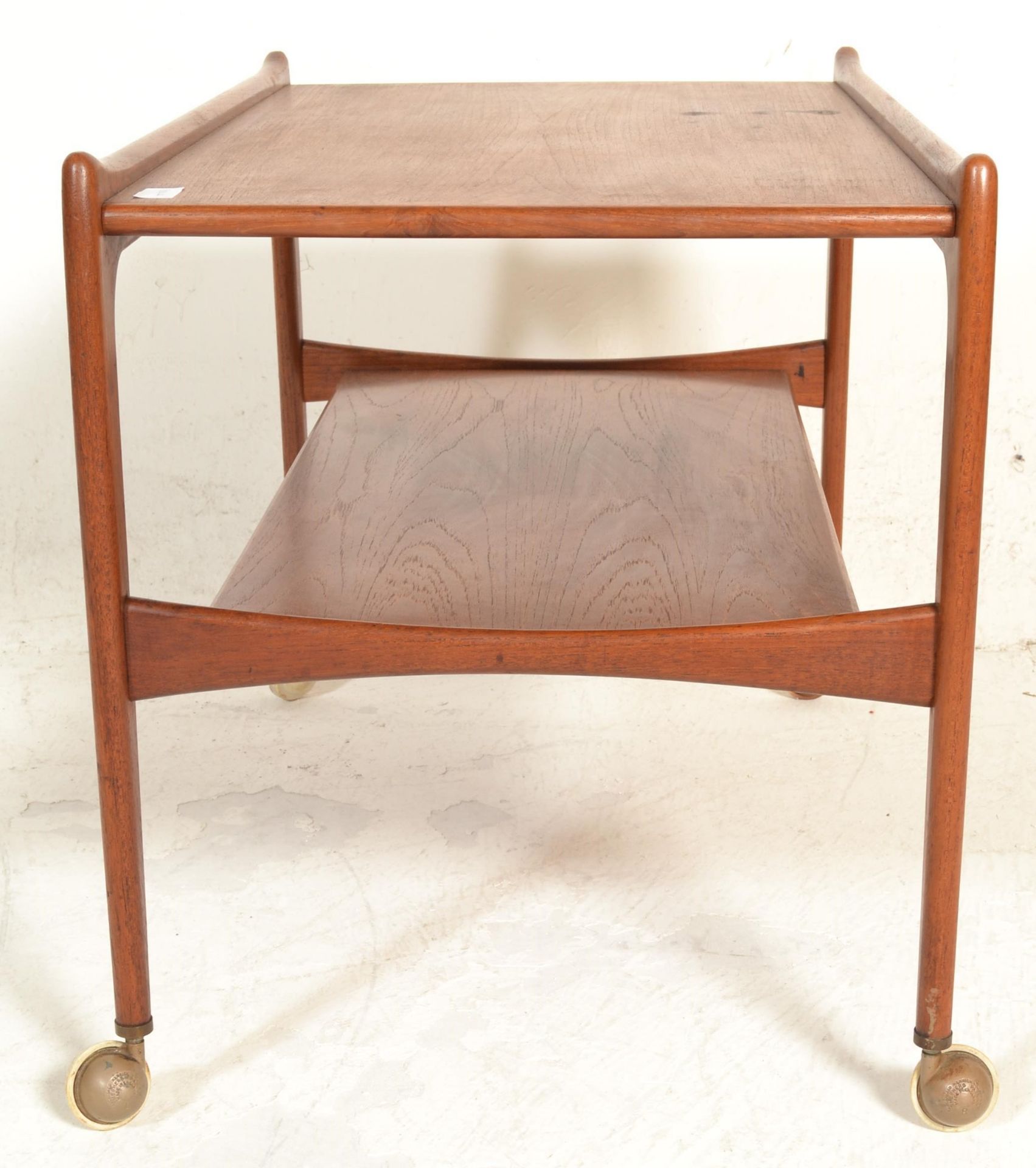 A stunning 1960's retro vintage teak wood two tier drinks / serving / cocktail trolley having shaped - Bild 4 aus 4