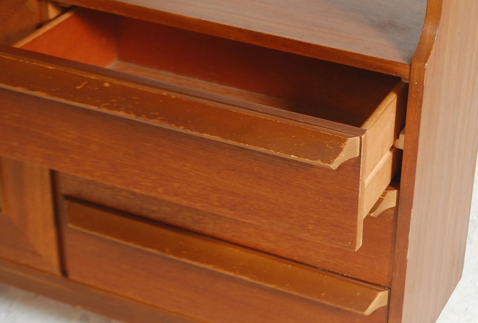 A retro mid 20th Century teak wood room unit having fitted shelves above a configuration of three - Bild 4 aus 5