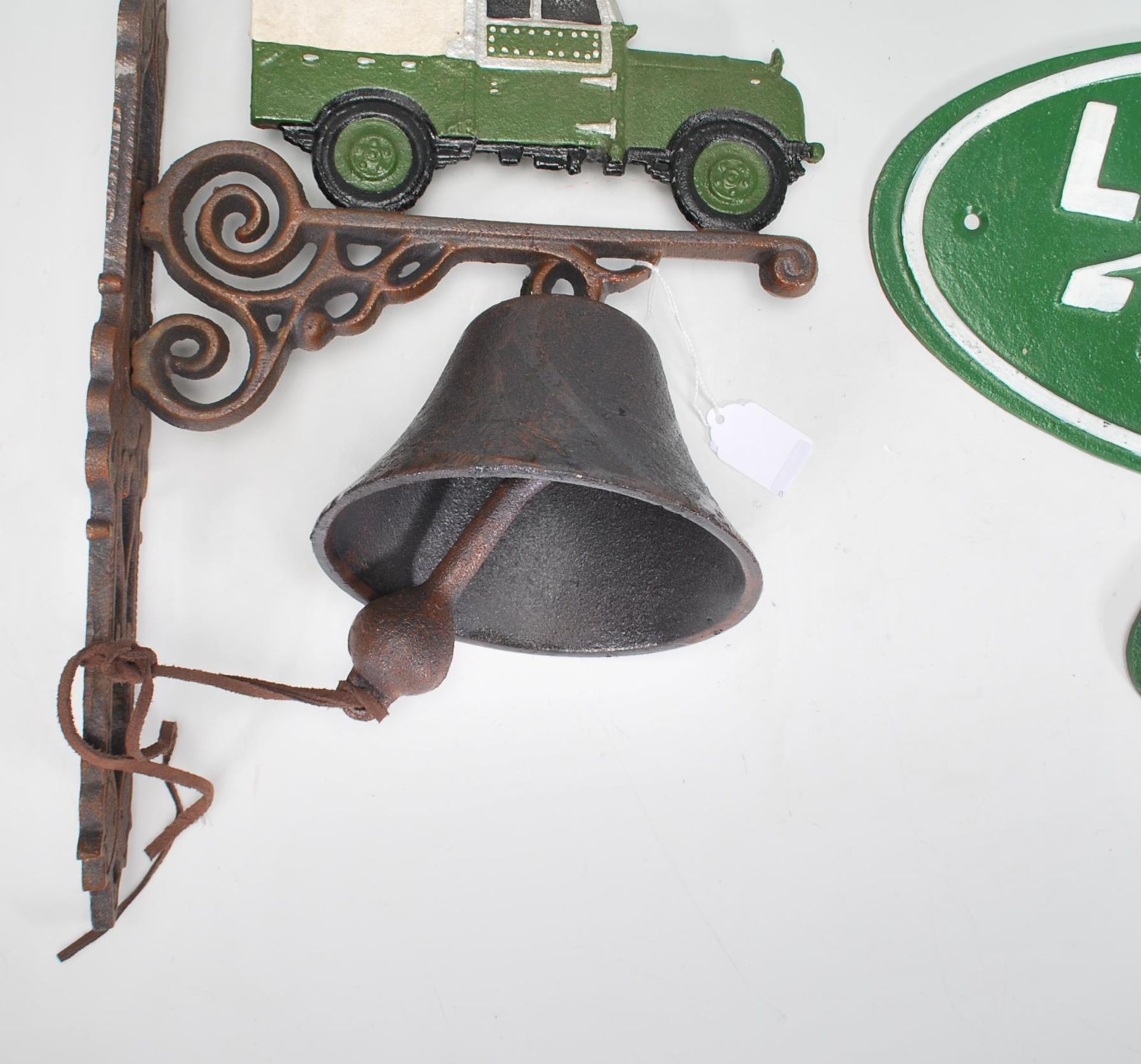 A cast iron wall mounted bell on a pierced decoration wall bracket, with scrolled decoration - Bild 3 aus 4